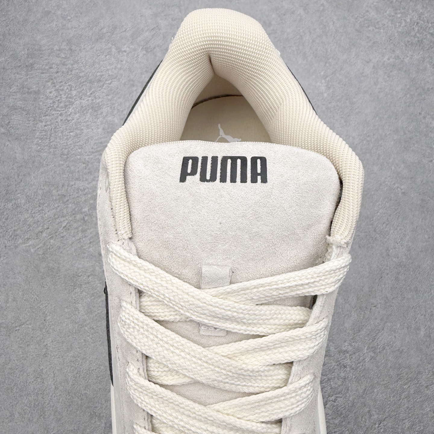 图片[5]-PUMA彪马 BMW M Motorsport RBD Break 彪马新款面包鞋男女同款复古休闲板鞋 赠送一双鞋带 鞋身通体采用细腻的麂皮材质 厚实柔软 质感出众 鞋侧保留PUMA标志性跑道图案 侧面与后跟点缀金属色PUMA LOGO 兼具辨识度与细节感 加厚鞋垫、饱满鞋舌 搭配加宽扁形鞋带 使得穿着感更加贴合与舒适 值得一提的是 本季SUEDE XL鞋款以黑色、红色及蓝色最为瞩目 经典黑的配色 在低调之余可轻松驾驭任何潮流风格造型 而高饱和度的配色 则是当之无愧的早春出街利器 尺码：36 37 37.5 38 38.5 39 40 40.5 41 42 42.5 43 44 45-选品中心