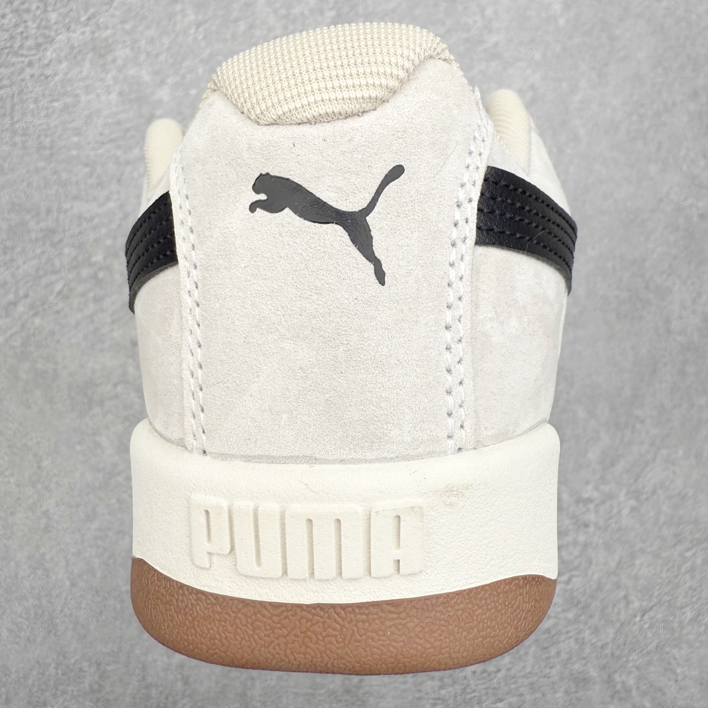 图片[8]-PUMA彪马 BMW M Motorsport RBD Break 彪马新款面包鞋男女同款复古休闲板鞋 赠送一双鞋带 鞋身通体采用细腻的麂皮材质 厚实柔软 质感出众 鞋侧保留PUMA标志性跑道图案 侧面与后跟点缀金属色PUMA LOGO 兼具辨识度与细节感 加厚鞋垫、饱满鞋舌 搭配加宽扁形鞋带 使得穿着感更加贴合与舒适 值得一提的是 本季SUEDE XL鞋款以黑色、红色及蓝色最为瞩目 经典黑的配色 在低调之余可轻松驾驭任何潮流风格造型 而高饱和度的配色 则是当之无愧的早春出街利器 尺码：36 37 37.5 38 38.5 39 40 40.5 41 42 42.5 43 44 45-选品中心