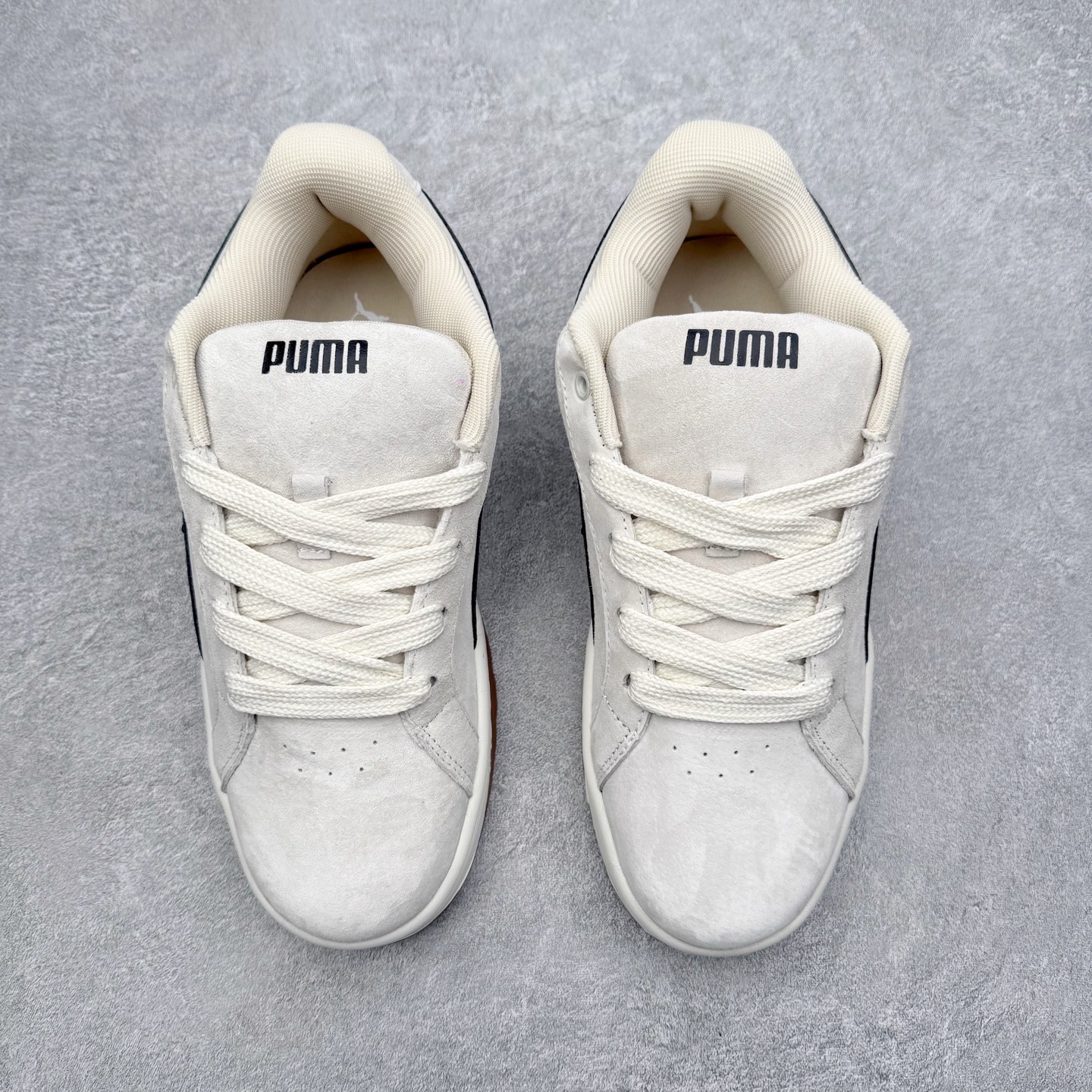 图片[2]-PUMA彪马 BMW M Motorsport RBD Break 彪马新款面包鞋男女同款复古休闲板鞋 赠送一双鞋带 鞋身通体采用细腻的麂皮材质 厚实柔软 质感出众 鞋侧保留PUMA标志性跑道图案 侧面与后跟点缀金属色PUMA LOGO 兼具辨识度与细节感 加厚鞋垫、饱满鞋舌 搭配加宽扁形鞋带 使得穿着感更加贴合与舒适 值得一提的是 本季SUEDE XL鞋款以黑色、红色及蓝色最为瞩目 经典黑的配色 在低调之余可轻松驾驭任何潮流风格造型 而高饱和度的配色 则是当之无愧的早春出街利器 尺码：36 37 37.5 38 38.5 39 40 40.5 41 42 42.5 43 44 45-选品中心