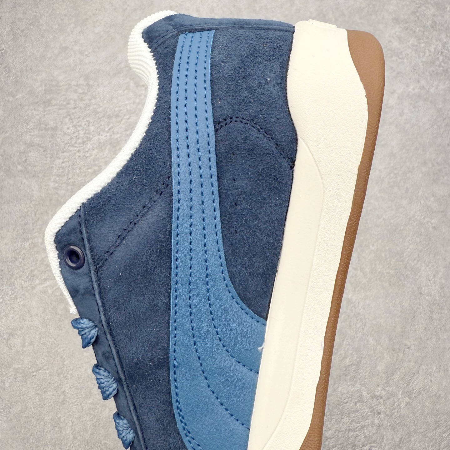 图片[7]-PUMA彪马 BMW M Motorsport RBD Break 彪马新款面包鞋男女同款复古休闲板鞋 赠送一双鞋带 鞋身通体采用细腻的麂皮材质 厚实柔软 质感出众 鞋侧保留PUMA标志性跑道图案 侧面与后跟点缀金属色PUMA LOGO 兼具辨识度与细节感 加厚鞋垫、饱满鞋舌 搭配加宽扁形鞋带 使得穿着感更加贴合与舒适 值得一提的是 本季SUEDE XL鞋款以黑色、红色及蓝色最为瞩目 经典黑的配色 在低调之余可轻松驾驭任何潮流风格造型 而高饱和度的配色 则是当之无愧的早春出街利器 尺码：36 37 37.5 38 38.5 39 40 40.5 41 42 42.5 43 44 45-选品中心