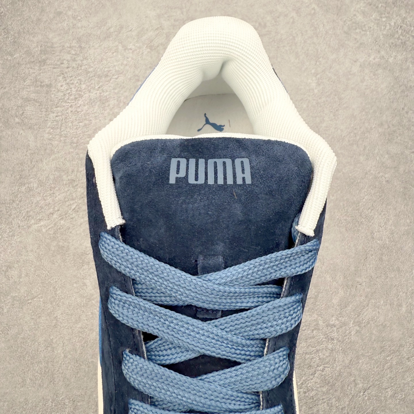 图片[5]-PUMA彪马 BMW M Motorsport RBD Break 彪马新款面包鞋男女同款复古休闲板鞋 赠送一双鞋带 鞋身通体采用细腻的麂皮材质 厚实柔软 质感出众 鞋侧保留PUMA标志性跑道图案 侧面与后跟点缀金属色PUMA LOGO 兼具辨识度与细节感 加厚鞋垫、饱满鞋舌 搭配加宽扁形鞋带 使得穿着感更加贴合与舒适 值得一提的是 本季SUEDE XL鞋款以黑色、红色及蓝色最为瞩目 经典黑的配色 在低调之余可轻松驾驭任何潮流风格造型 而高饱和度的配色 则是当之无愧的早春出街利器 尺码：36 37 37.5 38 38.5 39 40 40.5 41 42 42.5 43 44 45-选品中心