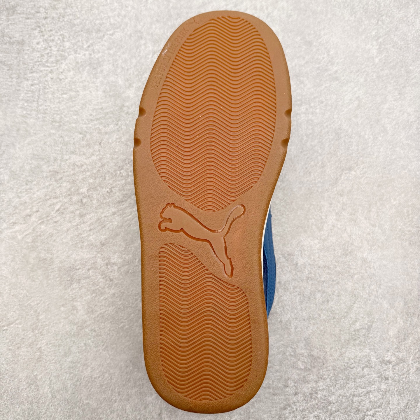 图片[9]-PUMA彪马 BMW M Motorsport RBD Break 彪马新款面包鞋男女同款复古休闲板鞋 赠送一双鞋带 鞋身通体采用细腻的麂皮材质 厚实柔软 质感出众 鞋侧保留PUMA标志性跑道图案 侧面与后跟点缀金属色PUMA LOGO 兼具辨识度与细节感 加厚鞋垫、饱满鞋舌 搭配加宽扁形鞋带 使得穿着感更加贴合与舒适 值得一提的是 本季SUEDE XL鞋款以黑色、红色及蓝色最为瞩目 经典黑的配色 在低调之余可轻松驾驭任何潮流风格造型 而高饱和度的配色 则是当之无愧的早春出街利器 尺码：36 37 37.5 38 38.5 39 40 40.5 41 42 42.5 43 44 45-选品中心