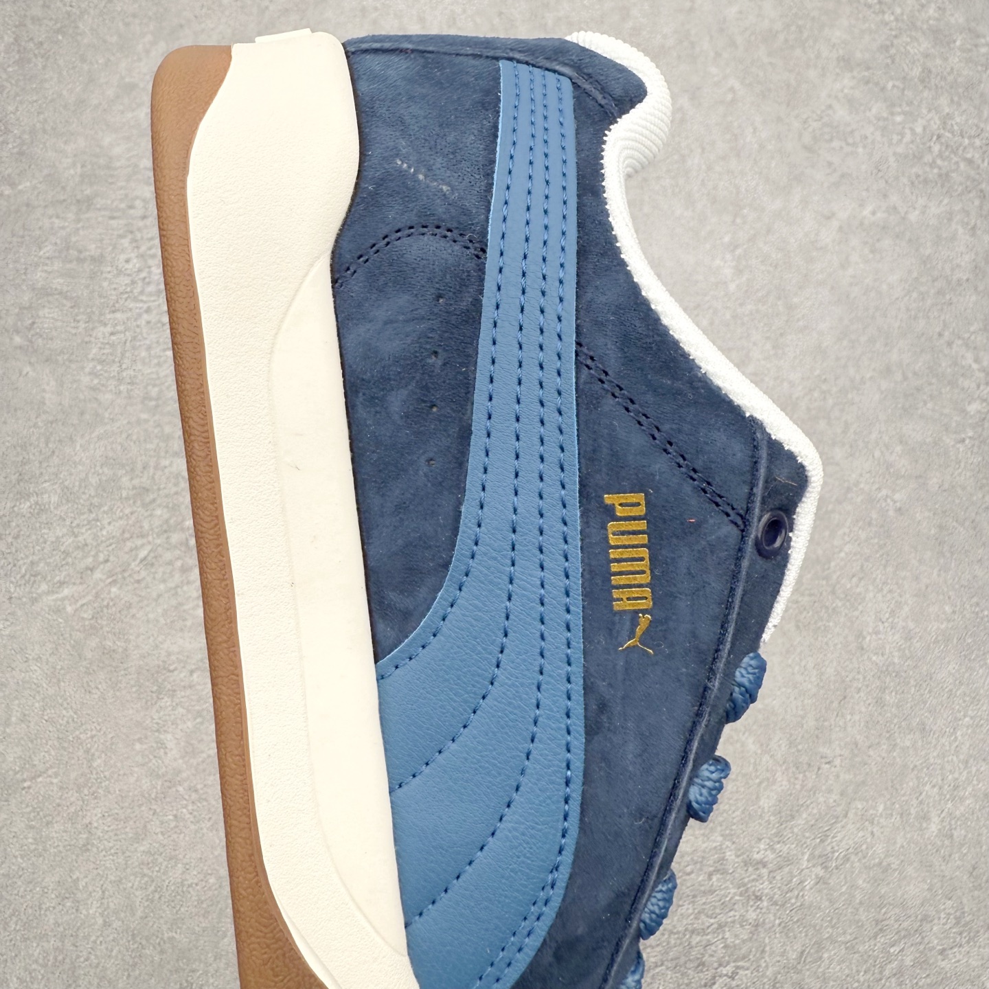 图片[6]-PUMA彪马 BMW M Motorsport RBD Break 彪马新款面包鞋男女同款复古休闲板鞋 赠送一双鞋带 鞋身通体采用细腻的麂皮材质 厚实柔软 质感出众 鞋侧保留PUMA标志性跑道图案 侧面与后跟点缀金属色PUMA LOGO 兼具辨识度与细节感 加厚鞋垫、饱满鞋舌 搭配加宽扁形鞋带 使得穿着感更加贴合与舒适 值得一提的是 本季SUEDE XL鞋款以黑色、红色及蓝色最为瞩目 经典黑的配色 在低调之余可轻松驾驭任何潮流风格造型 而高饱和度的配色 则是当之无愧的早春出街利器 尺码：36 37 37.5 38 38.5 39 40 40.5 41 42 42.5 43 44 45-选品中心