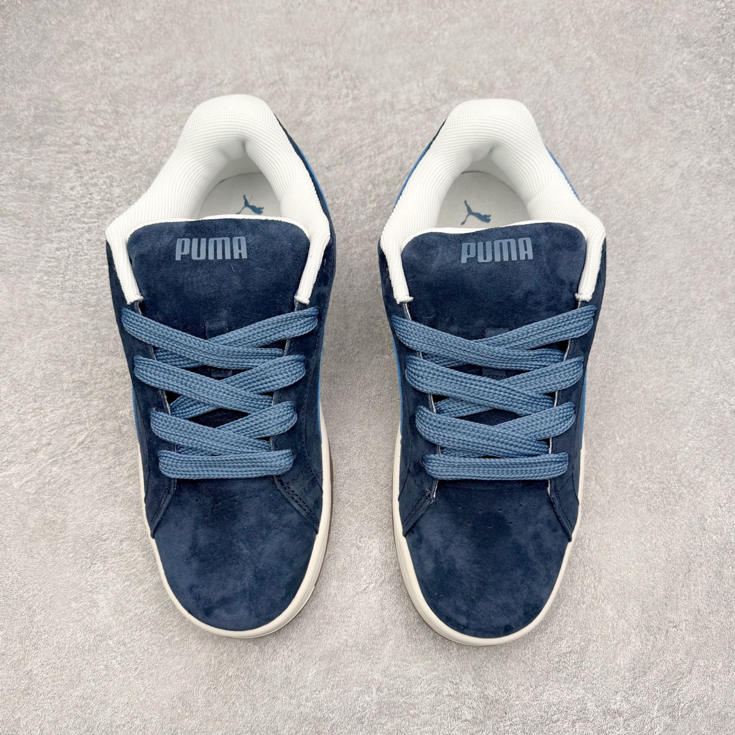 图片[2]-PUMA彪马 BMW M Motorsport RBD Break 彪马新款面包鞋男女同款复古休闲板鞋 赠送一双鞋带 鞋身通体采用细腻的麂皮材质 厚实柔软 质感出众 鞋侧保留PUMA标志性跑道图案 侧面与后跟点缀金属色PUMA LOGO 兼具辨识度与细节感 加厚鞋垫、饱满鞋舌 搭配加宽扁形鞋带 使得穿着感更加贴合与舒适 值得一提的是 本季SUEDE XL鞋款以黑色、红色及蓝色最为瞩目 经典黑的配色 在低调之余可轻松驾驭任何潮流风格造型 而高饱和度的配色 则是当之无愧的早春出街利器 尺码：36 37 37.5 38 38.5 39 40 40.5 41 42 42.5 43 44 45-选品中心