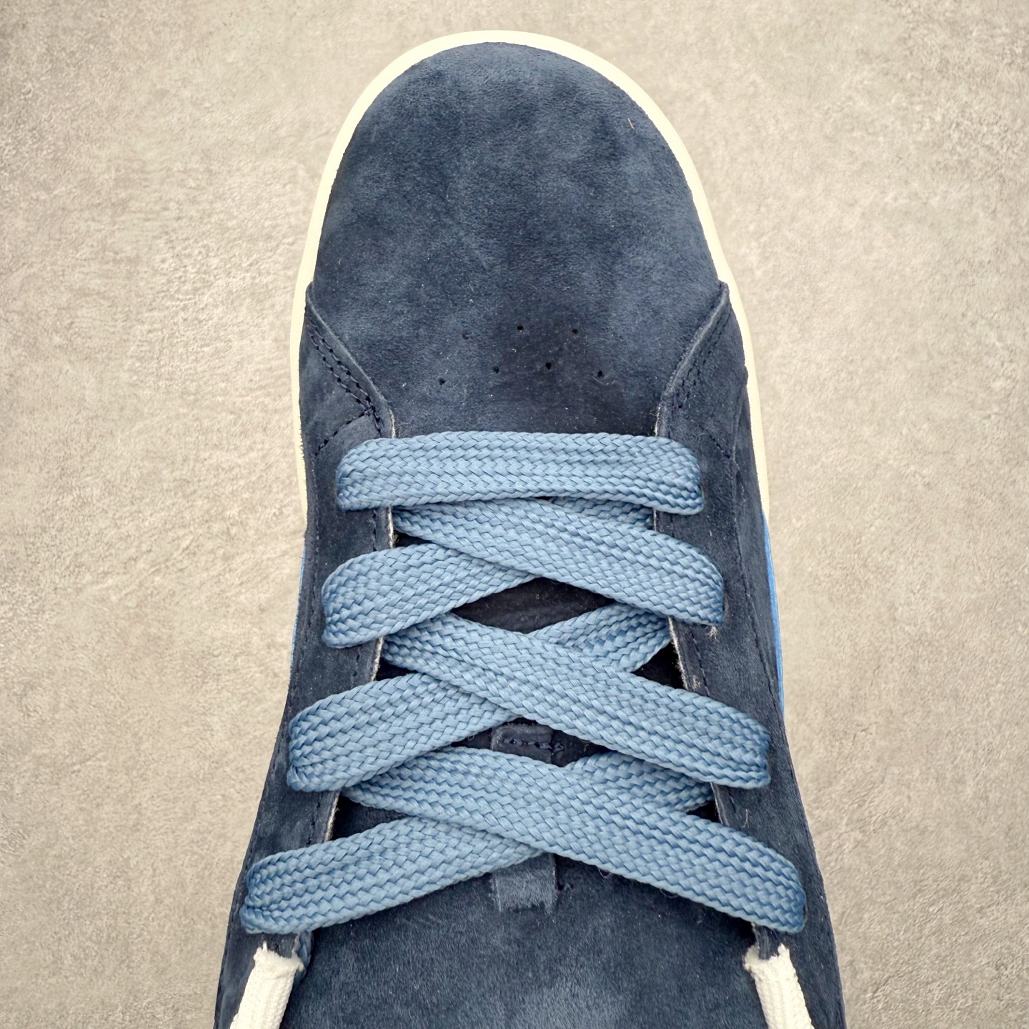 图片[4]-PUMA彪马 BMW M Motorsport RBD Break 彪马新款面包鞋男女同款复古休闲板鞋 赠送一双鞋带 鞋身通体采用细腻的麂皮材质 厚实柔软 质感出众 鞋侧保留PUMA标志性跑道图案 侧面与后跟点缀金属色PUMA LOGO 兼具辨识度与细节感 加厚鞋垫、饱满鞋舌 搭配加宽扁形鞋带 使得穿着感更加贴合与舒适 值得一提的是 本季SUEDE XL鞋款以黑色、红色及蓝色最为瞩目 经典黑的配色 在低调之余可轻松驾驭任何潮流风格造型 而高饱和度的配色 则是当之无愧的早春出街利器 尺码：36 37 37.5 38 38.5 39 40 40.5 41 42 42.5 43 44 45-选品中心