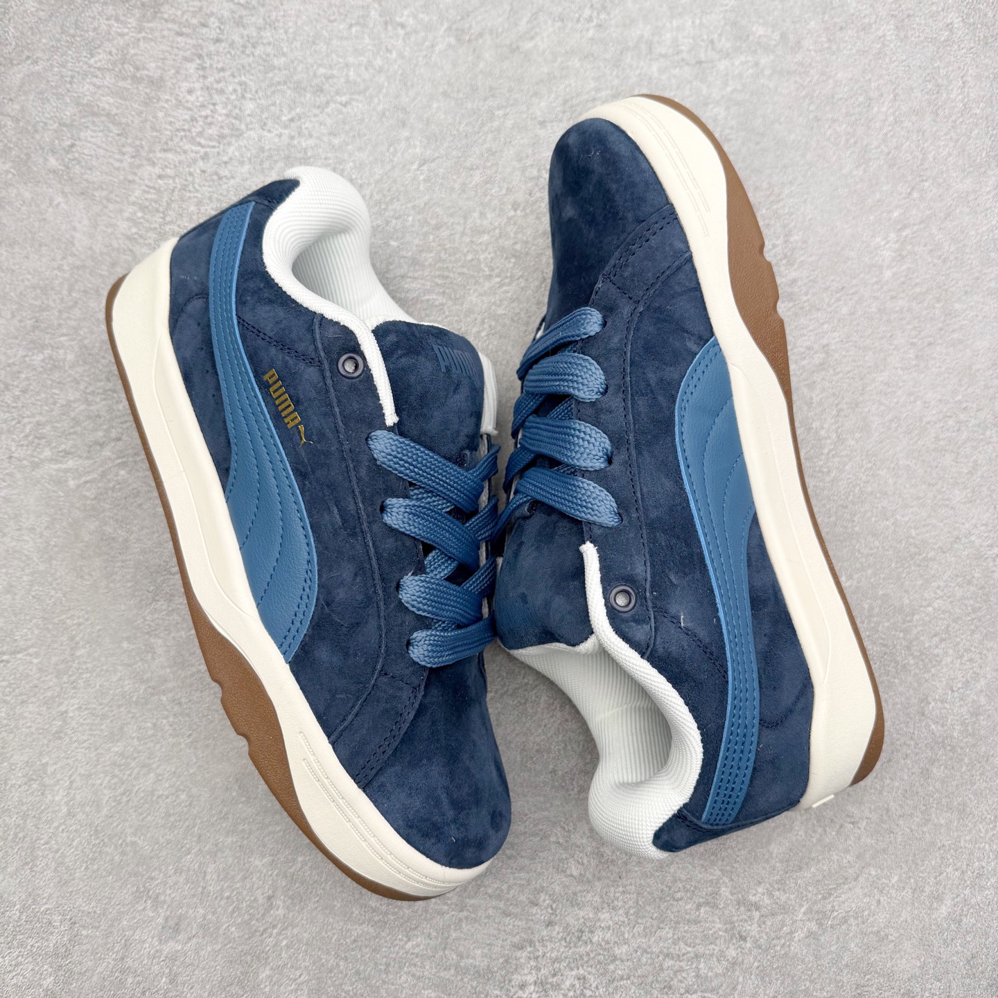 图片[3]-PUMA彪马 BMW M Motorsport RBD Break 彪马新款面包鞋男女同款复古休闲板鞋 赠送一双鞋带 鞋身通体采用细腻的麂皮材质 厚实柔软 质感出众 鞋侧保留PUMA标志性跑道图案 侧面与后跟点缀金属色PUMA LOGO 兼具辨识度与细节感 加厚鞋垫、饱满鞋舌 搭配加宽扁形鞋带 使得穿着感更加贴合与舒适 值得一提的是 本季SUEDE XL鞋款以黑色、红色及蓝色最为瞩目 经典黑的配色 在低调之余可轻松驾驭任何潮流风格造型 而高饱和度的配色 则是当之无愧的早春出街利器 尺码：36 37 37.5 38 38.5 39 40 40.5 41 42 42.5 43 44 45-选品中心