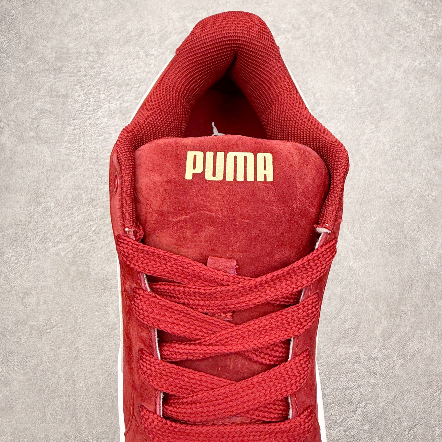 图片[5]-PUMA彪马 BMW M Motorsport RBD Break 彪马新款面包鞋男女同款复古休闲板鞋 赠送一双鞋带 鞋身通体采用细腻的麂皮材质 厚实柔软 质感出众 鞋侧保留PUMA标志性跑道图案 侧面与后跟点缀金属色PUMA LOGO 兼具辨识度与细节感 加厚鞋垫、饱满鞋舌 搭配加宽扁形鞋带 使得穿着感更加贴合与舒适 值得一提的是 本季SUEDE XL鞋款以黑色、红色及蓝色最为瞩目 经典黑的配色 在低调之余可轻松驾驭任何潮流风格造型 而高饱和度的配色 则是当之无愧的早春出街利器 尺码：36 37 37.5 38 38.5 39 40 40.5 41 42 42.5 43 44 45-选品中心