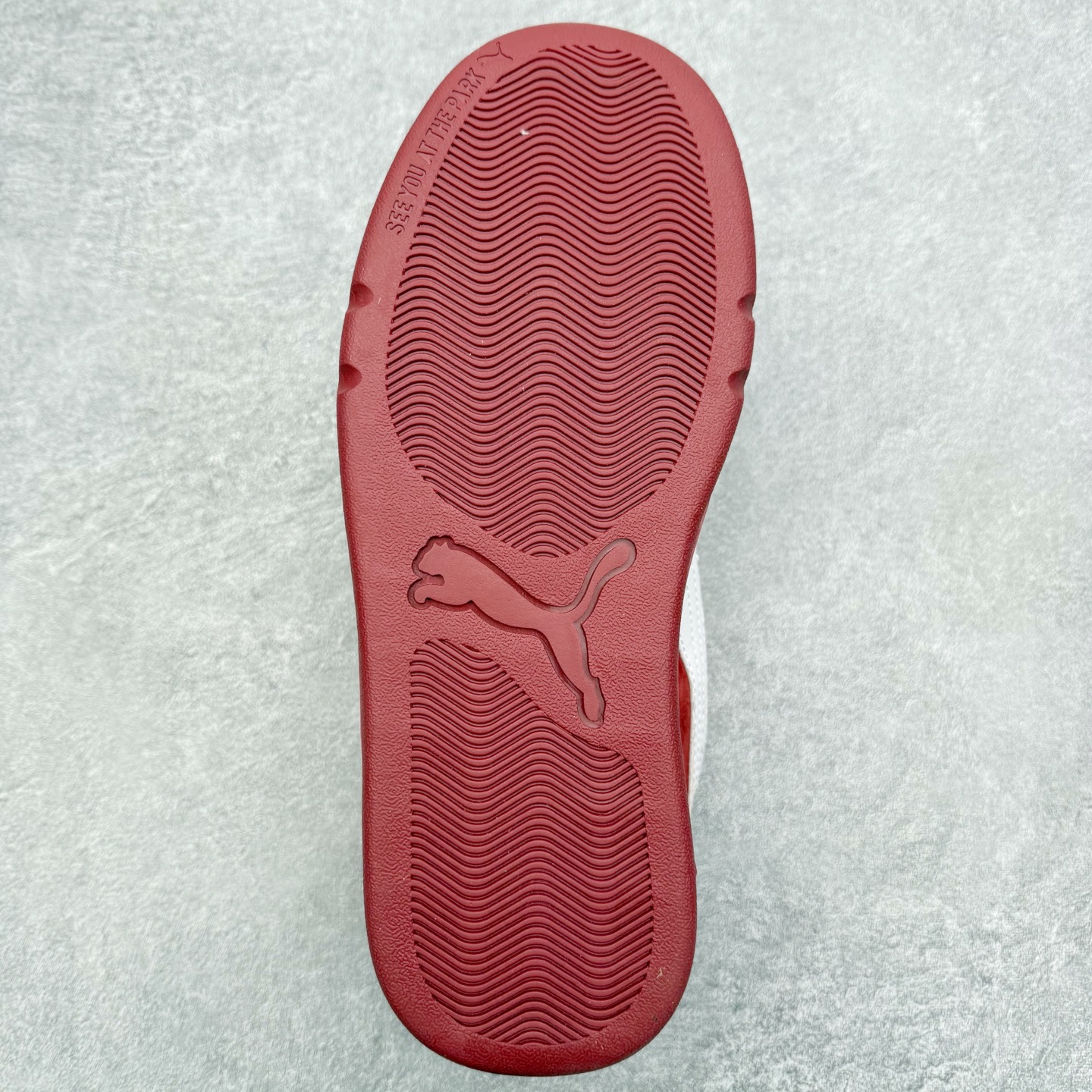 图片[9]-PUMA彪马 BMW M Motorsport RBD Break 彪马新款面包鞋男女同款复古休闲板鞋 赠送一双鞋带 鞋身通体采用细腻的麂皮材质 厚实柔软 质感出众 鞋侧保留PUMA标志性跑道图案 侧面与后跟点缀金属色PUMA LOGO 兼具辨识度与细节感 加厚鞋垫、饱满鞋舌 搭配加宽扁形鞋带 使得穿着感更加贴合与舒适 值得一提的是 本季SUEDE XL鞋款以黑色、红色及蓝色最为瞩目 经典黑的配色 在低调之余可轻松驾驭任何潮流风格造型 而高饱和度的配色 则是当之无愧的早春出街利器 尺码：36 37 37.5 38 38.5 39 40 40.5 41 42 42.5 43 44 45-选品中心