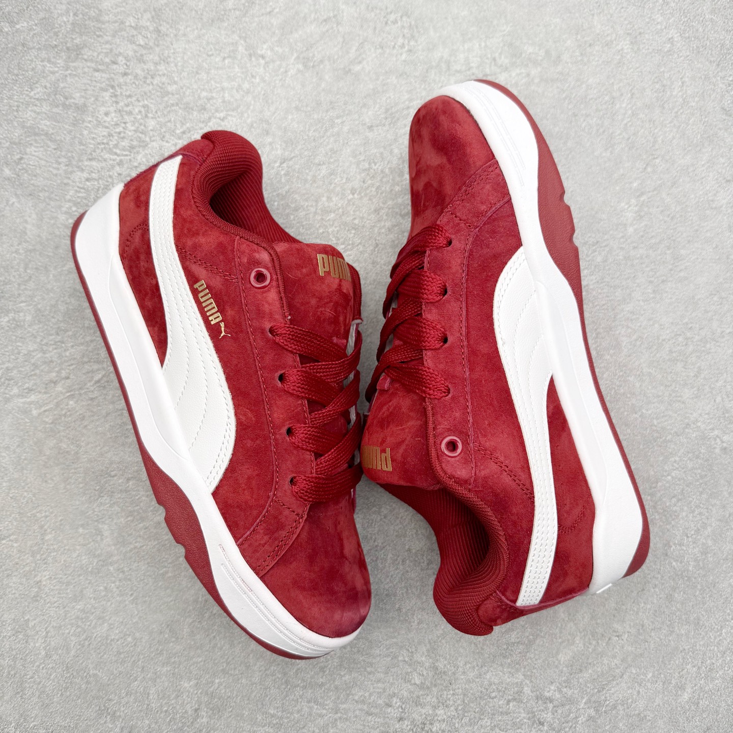 图片[3]-PUMA彪马 BMW M Motorsport RBD Break 彪马新款面包鞋男女同款复古休闲板鞋 赠送一双鞋带 鞋身通体采用细腻的麂皮材质 厚实柔软 质感出众 鞋侧保留PUMA标志性跑道图案 侧面与后跟点缀金属色PUMA LOGO 兼具辨识度与细节感 加厚鞋垫、饱满鞋舌 搭配加宽扁形鞋带 使得穿着感更加贴合与舒适 值得一提的是 本季SUEDE XL鞋款以黑色、红色及蓝色最为瞩目 经典黑的配色 在低调之余可轻松驾驭任何潮流风格造型 而高饱和度的配色 则是当之无愧的早春出街利器 尺码：36 37 37.5 38 38.5 39 40 40.5 41 42 42.5 43 44 45-选品中心