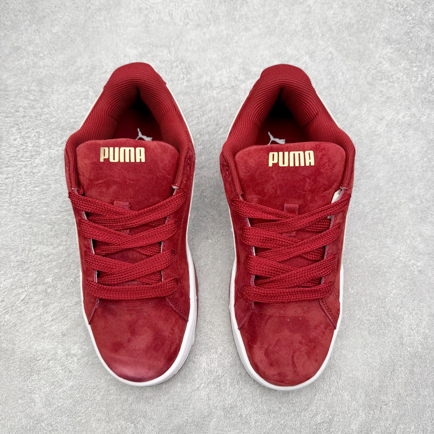 图片[2]-PUMA彪马 BMW M Motorsport RBD Break 彪马新款面包鞋男女同款复古休闲板鞋 赠送一双鞋带 鞋身通体采用细腻的麂皮材质 厚实柔软 质感出众 鞋侧保留PUMA标志性跑道图案 侧面与后跟点缀金属色PUMA LOGO 兼具辨识度与细节感 加厚鞋垫、饱满鞋舌 搭配加宽扁形鞋带 使得穿着感更加贴合与舒适 值得一提的是 本季SUEDE XL鞋款以黑色、红色及蓝色最为瞩目 经典黑的配色 在低调之余可轻松驾驭任何潮流风格造型 而高饱和度的配色 则是当之无愧的早春出街利器 尺码：36 37 37.5 38 38.5 39 40 40.5 41 42 42.5 43 44 45-选品中心