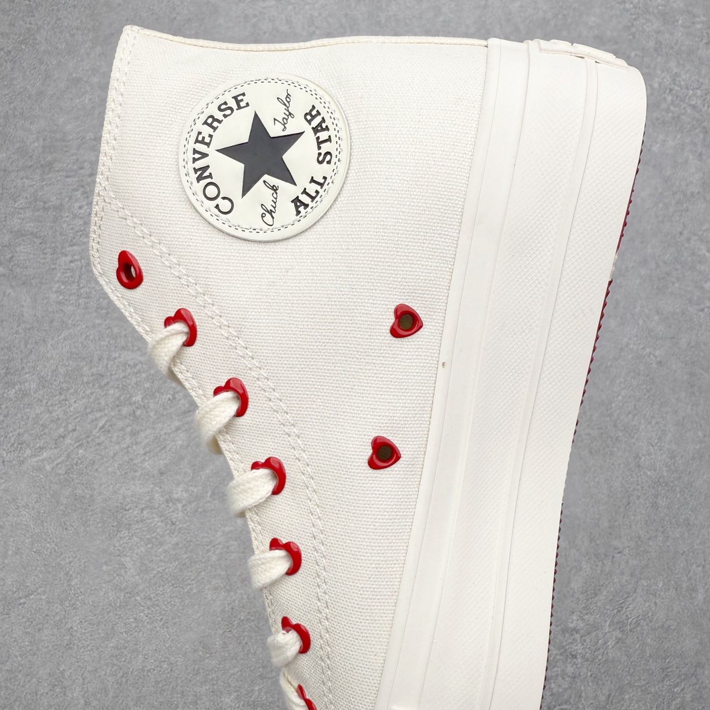 图片[7]-Converse All Star Lift 情人节限定 匡威官方 挚爱同心系列休闲帆布鞋 经典All Star鞋型，奶fufu的白色鞋身，搭配小红心刺绣温柔又俏皮。鞋舌的爱心包边设计搭配红色手写Logo，氛围感拉满。厚底悄悄增高显腿长，小个子也能拥有漫画腿。经典高帮版型百搭不挑人，配裙子裤子都出彩。 货号：A19058C 尺码：35 36 36.5 37 37.5 38 39 40-选品中心