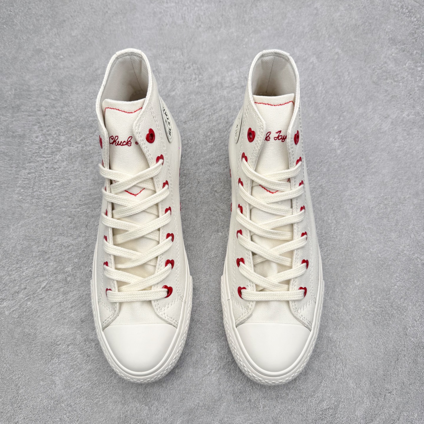 图片[2]-Converse All Star Lift 情人节限定 匡威官方 挚爱同心系列休闲帆布鞋 经典All Star鞋型，奶fufu的白色鞋身，搭配小红心刺绣温柔又俏皮。鞋舌的爱心包边设计搭配红色手写Logo，氛围感拉满。厚底悄悄增高显腿长，小个子也能拥有漫画腿。经典高帮版型百搭不挑人，配裙子裤子都出彩。 货号：A19058C 尺码：35 36 36.5 37 37.5 38 39 40-选品中心