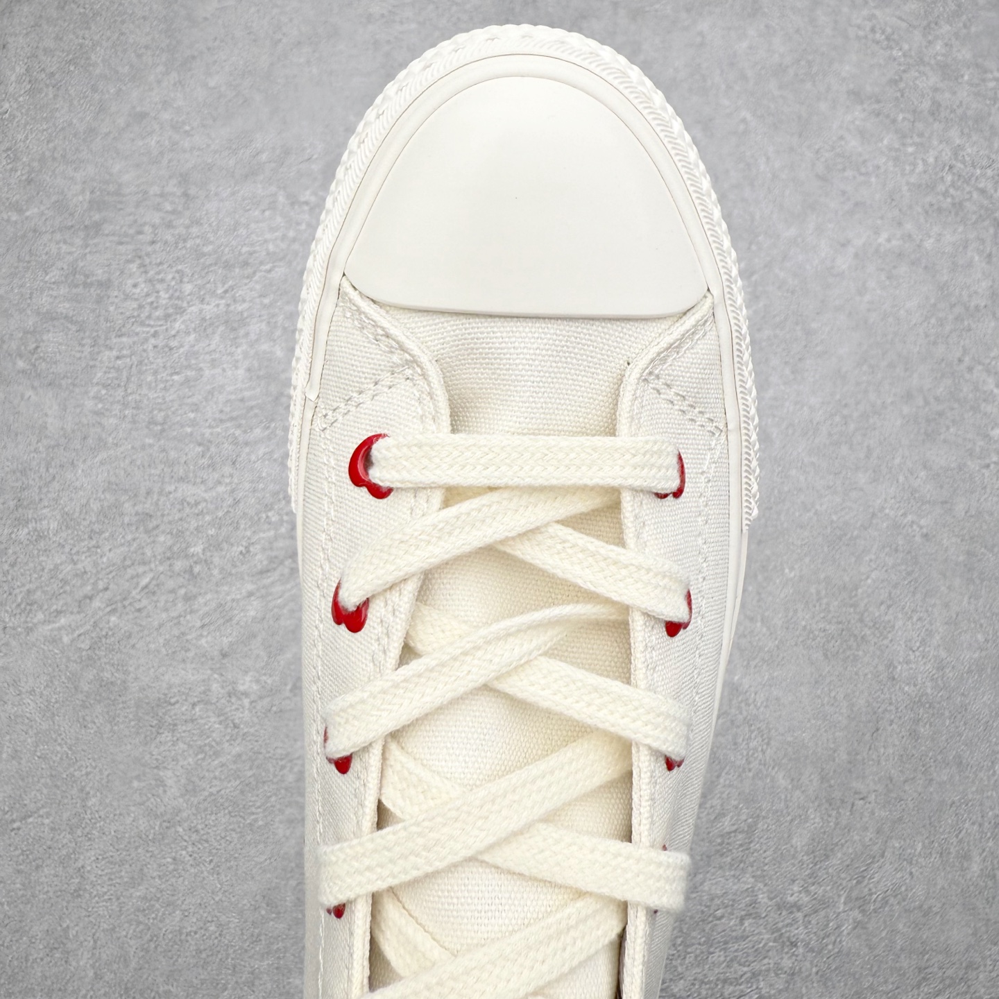 图片[4]-Converse All Star Lift 情人节限定 匡威官方 挚爱同心系列休闲帆布鞋 经典All Star鞋型，奶fufu的白色鞋身，搭配小红心刺绣温柔又俏皮。鞋舌的爱心包边设计搭配红色手写Logo，氛围感拉满。厚底悄悄增高显腿长，小个子也能拥有漫画腿。经典高帮版型百搭不挑人，配裙子裤子都出彩。 货号：A19058C 尺码：35 36 36.5 37 37.5 38 39 40-选品中心