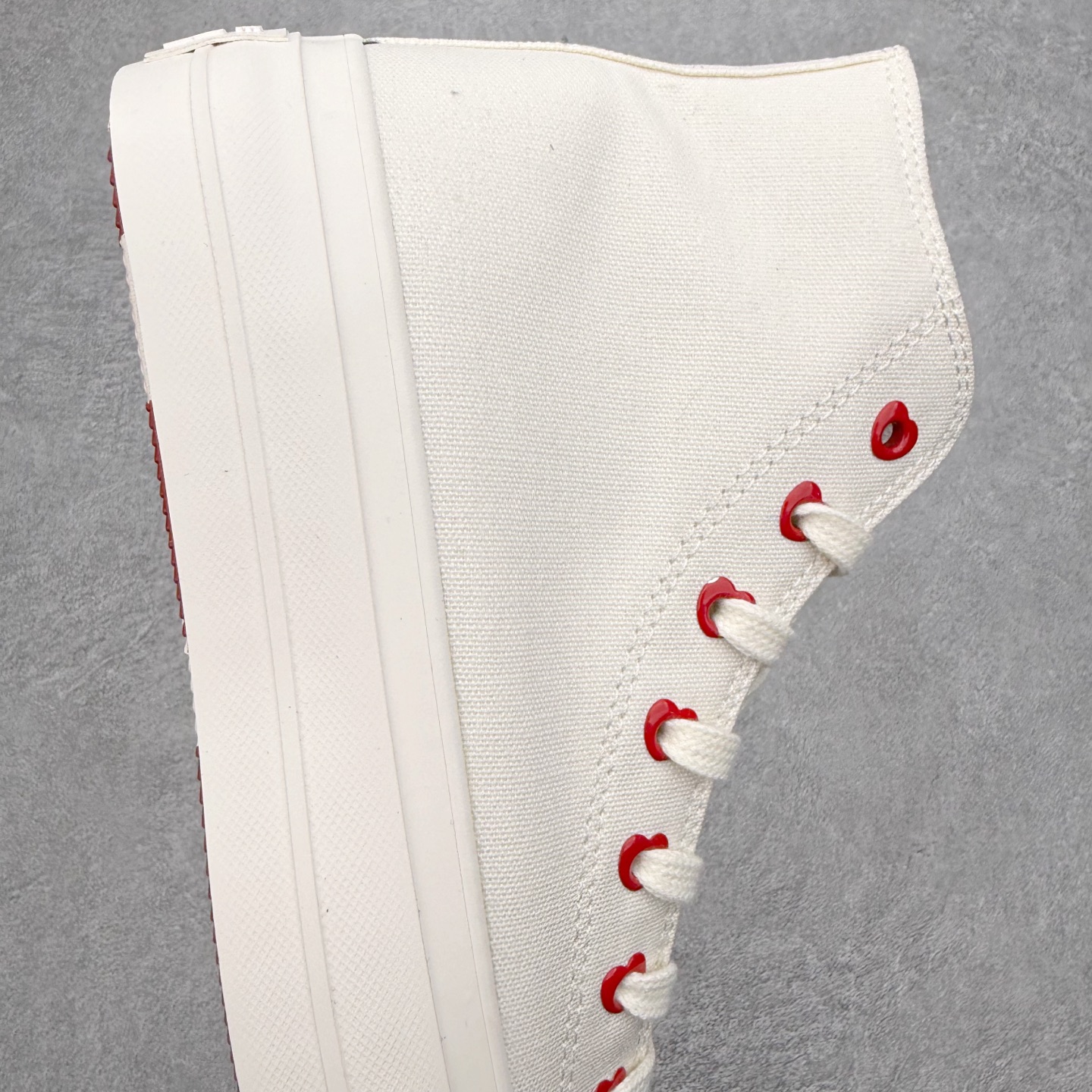 图片[6]-Converse All Star Lift 情人节限定 匡威官方 挚爱同心系列休闲帆布鞋 经典All Star鞋型，奶fufu的白色鞋身，搭配小红心刺绣温柔又俏皮。鞋舌的爱心包边设计搭配红色手写Logo，氛围感拉满。厚底悄悄增高显腿长，小个子也能拥有漫画腿。经典高帮版型百搭不挑人，配裙子裤子都出彩。 货号：A19058C 尺码：35 36 36.5 37 37.5 38 39 40-选品中心