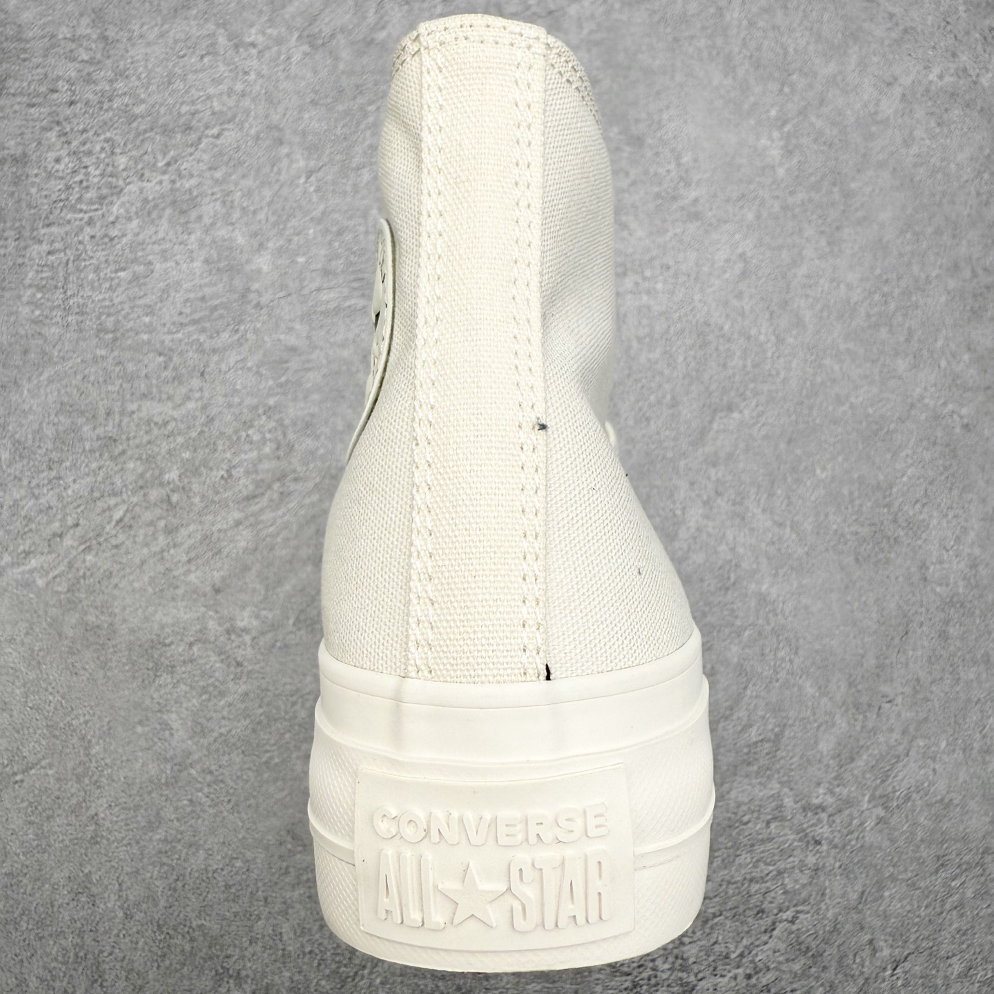 图片[8]-Converse All Star Lift 情人节限定 匡威官方 挚爱同心系列休闲帆布鞋 经典All Star鞋型，奶fufu的白色鞋身，搭配小红心刺绣温柔又俏皮。鞋舌的爱心包边设计搭配红色手写Logo，氛围感拉满。厚底悄悄增高显腿长，小个子也能拥有漫画腿。经典高帮版型百搭不挑人，配裙子裤子都出彩。 货号：A19058C 尺码：35 36 36.5 37 37.5 38 39 40-选品中心