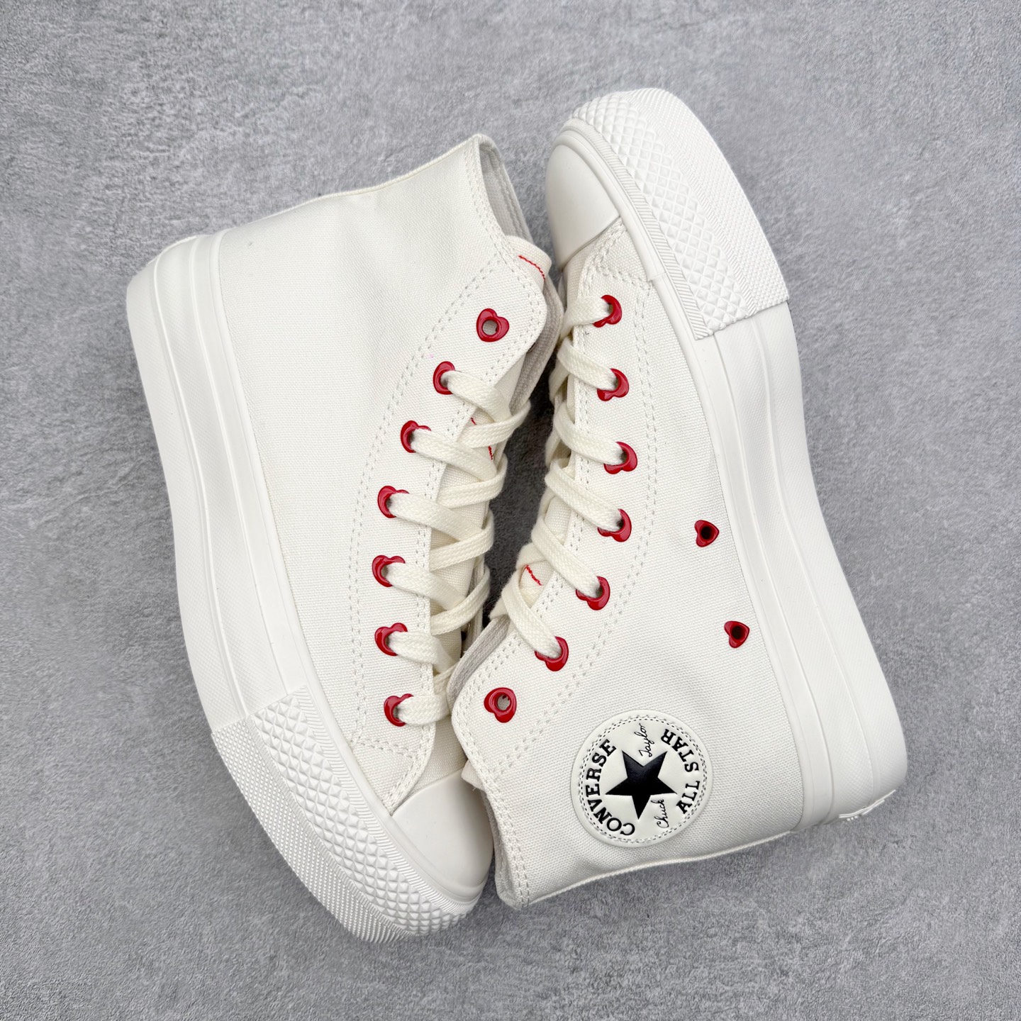 图片[3]-Converse All Star Lift 情人节限定 匡威官方 挚爱同心系列休闲帆布鞋 经典All Star鞋型，奶fufu的白色鞋身，搭配小红心刺绣温柔又俏皮。鞋舌的爱心包边设计搭配红色手写Logo，氛围感拉满。厚底悄悄增高显腿长，小个子也能拥有漫画腿。经典高帮版型百搭不挑人，配裙子裤子都出彩。 货号：A19058C 尺码：35 36 36.5 37 37.5 38 39 40-选品中心
