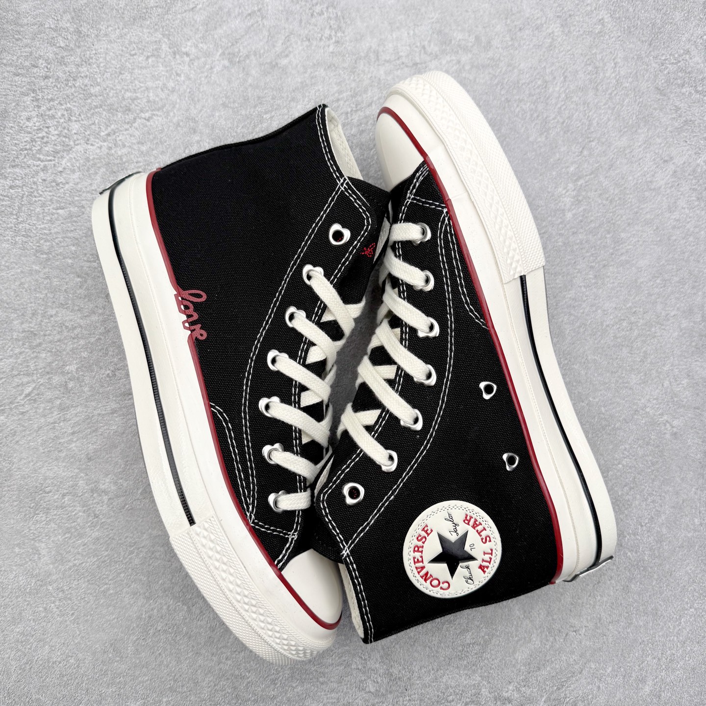 图片[3]-Converse Chuck 1970S 情人节限定 匡威官方 挚爱同心系列休闲帆布鞋 经典1970s鞋型搭配红色LOVE果冻鞋底，鞋圈红色线条围绕love手写字体，氛围感拉满，加厚心形鞋舌柔软耐穿，适合情侣穿搭。 货号：A19060C白红 货号：A19061C 黑红 尺码：35 36 36.5 37 37.5 38 39 39.5 40 41 41.5 42 42.5 43 44-选品中心