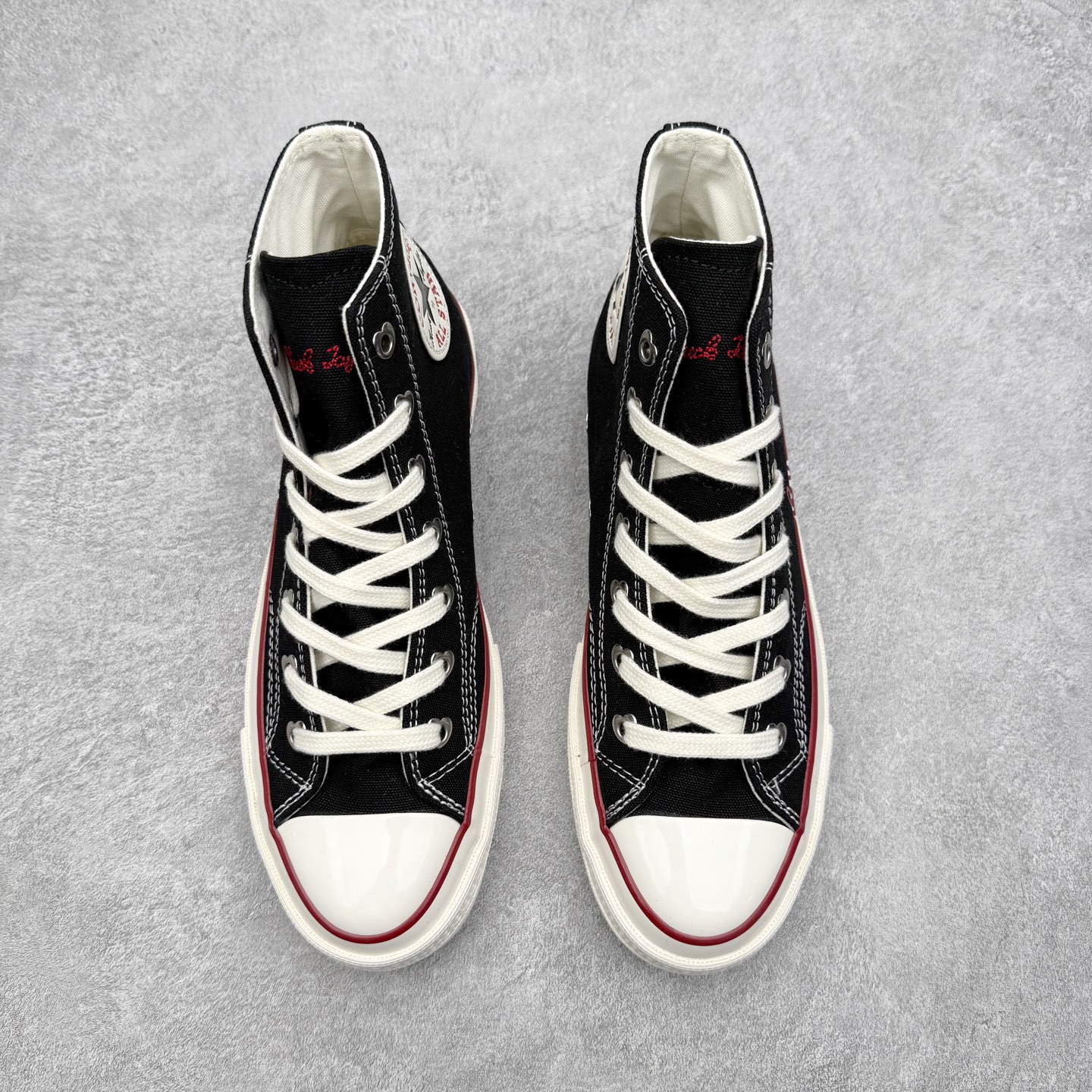 图片[2]-Converse Chuck 1970S 情人节限定 匡威官方 挚爱同心系列休闲帆布鞋 经典1970s鞋型搭配红色LOVE果冻鞋底，鞋圈红色线条围绕love手写字体，氛围感拉满，加厚心形鞋舌柔软耐穿，适合情侣穿搭。 货号：A19060C白红 货号：A19061C 黑红 尺码：35 36 36.5 37 37.5 38 39 39.5 40 41 41.5 42 42.5 43 44-选品中心