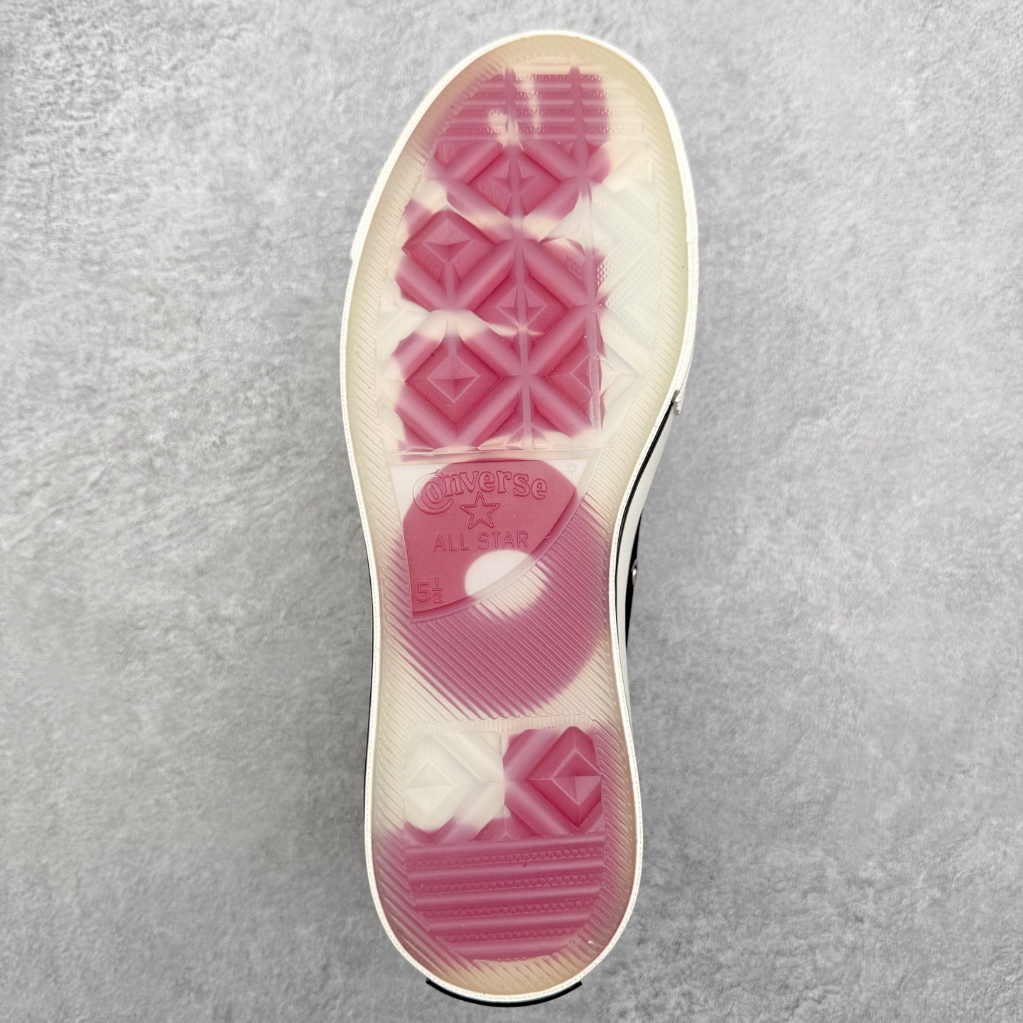 图片[9]-Converse Chuck 1970S 情人节限定 匡威官方 挚爱同心系列休闲帆布鞋 经典1970s鞋型搭配红色LOVE果冻鞋底，鞋圈红色线条围绕love手写字体，氛围感拉满，加厚心形鞋舌柔软耐穿，适合情侣穿搭。 货号：A19060C白红 货号：A19061C 黑红 尺码：35 36 36.5 37 37.5 38 39 39.5 40 41 41.5 42 42.5 43 44-选品中心