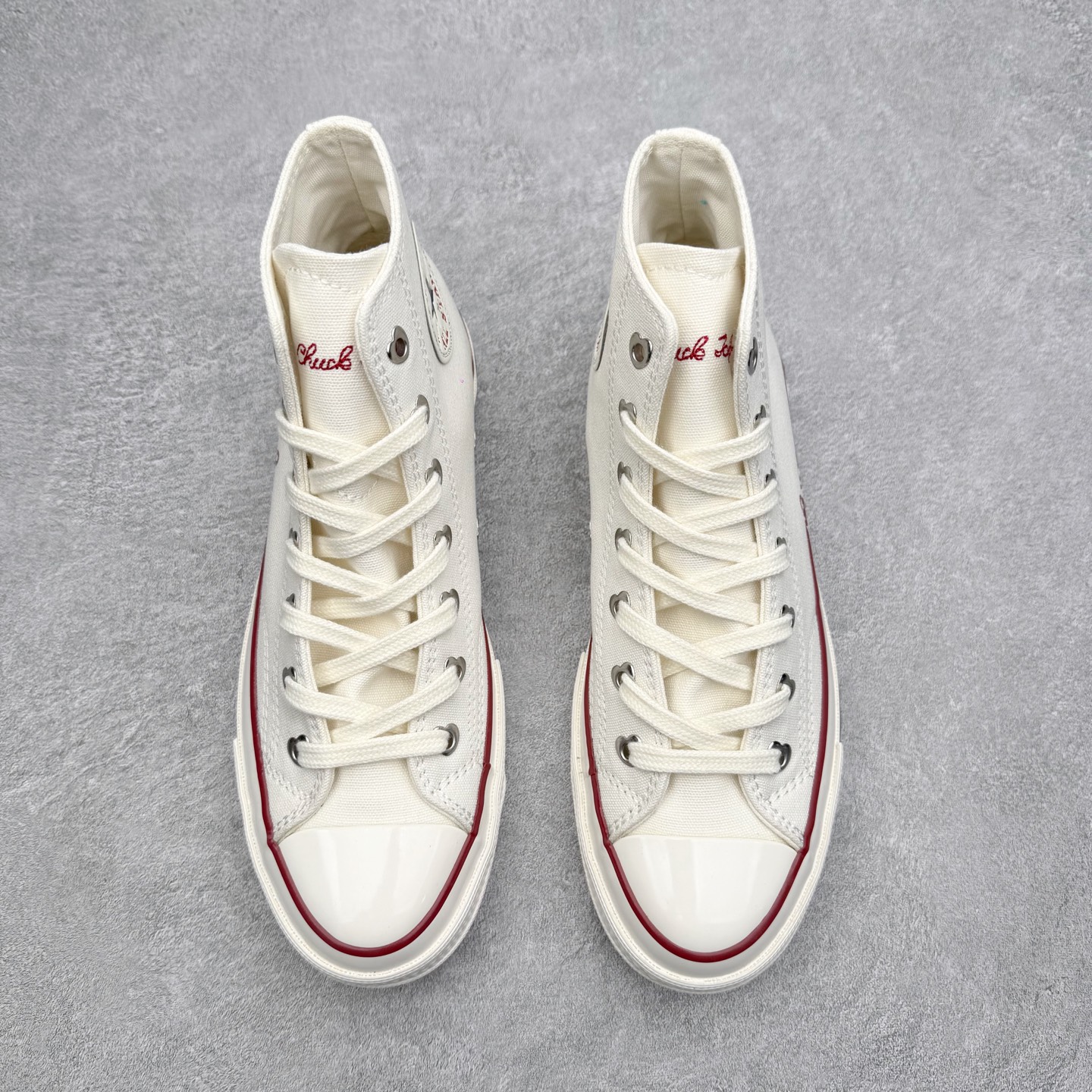 图片[2]-Converse Chuck 1970S 情人节限定 匡威官方 挚爱同心系列休闲帆布鞋 经典1970s鞋型搭配红色LOVE果冻鞋底，鞋圈红色线条围绕love手写字体，氛围感拉满，加厚心形鞋舌柔软耐穿，适合情侣穿搭。 货号：A19060C白红 货号：A19061C 黑红 尺码：35 36 36.5 37 37.5 38 39 39.5 40 41 41.5 42 42.5 43 44-选品中心