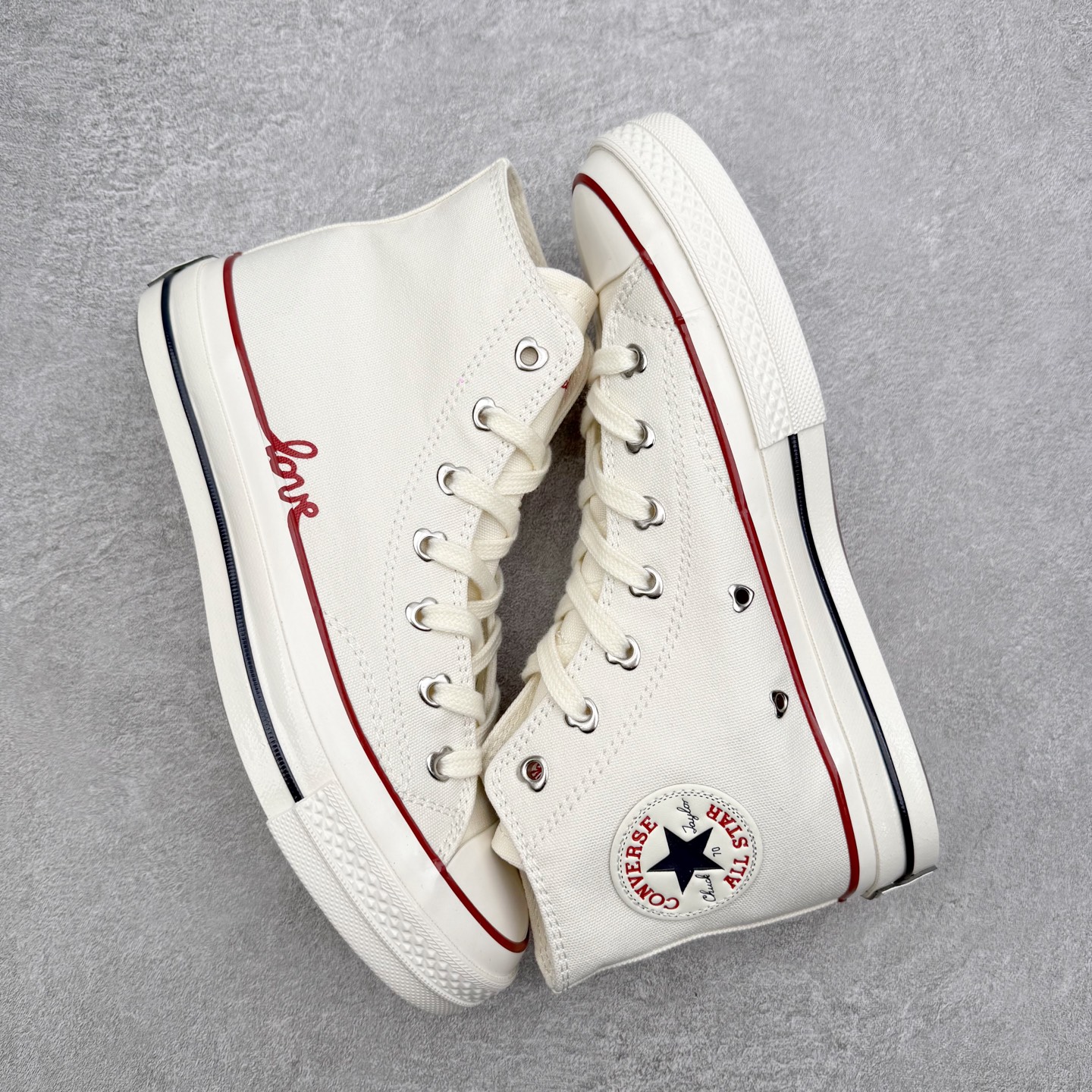 图片[3]-Converse Chuck 1970S 情人节限定 匡威官方 挚爱同心系列休闲帆布鞋 经典1970s鞋型搭配红色LOVE果冻鞋底，鞋圈红色线条围绕love手写字体，氛围感拉满，加厚心形鞋舌柔软耐穿，适合情侣穿搭。 货号：A19060C白红 货号：A19061C 黑红 尺码：35 36 36.5 37 37.5 38 39 39.5 40 41 41.5 42 42.5 43 44-选品中心