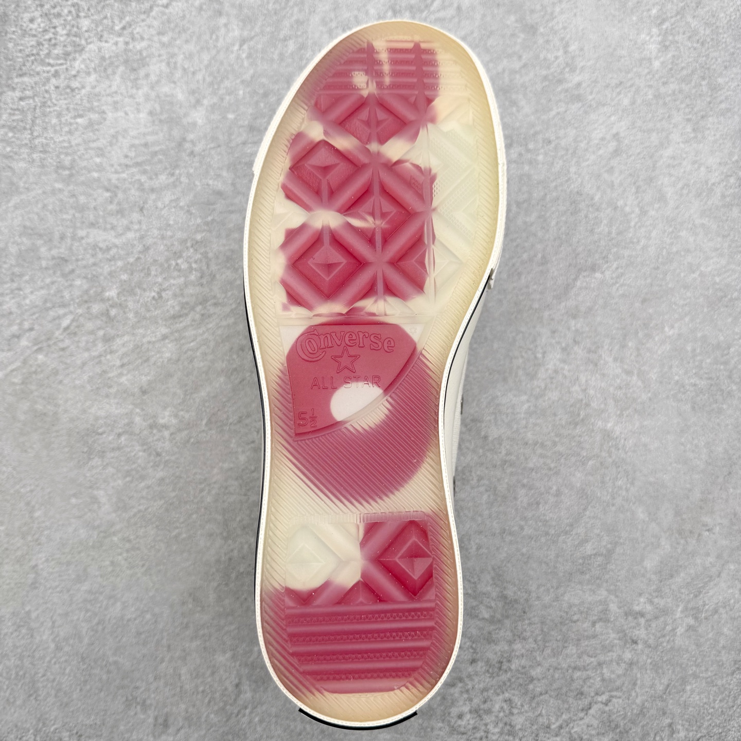 图片[9]-Converse Chuck 1970S 情人节限定 匡威官方 挚爱同心系列休闲帆布鞋 经典1970s鞋型搭配红色LOVE果冻鞋底，鞋圈红色线条围绕love手写字体，氛围感拉满，加厚心形鞋舌柔软耐穿，适合情侣穿搭。 货号：A19060C白红 货号：A19061C 黑红 尺码：35 36 36.5 37 37.5 38 39 39.5 40 41 41.5 42 42.5 43 44-选品中心