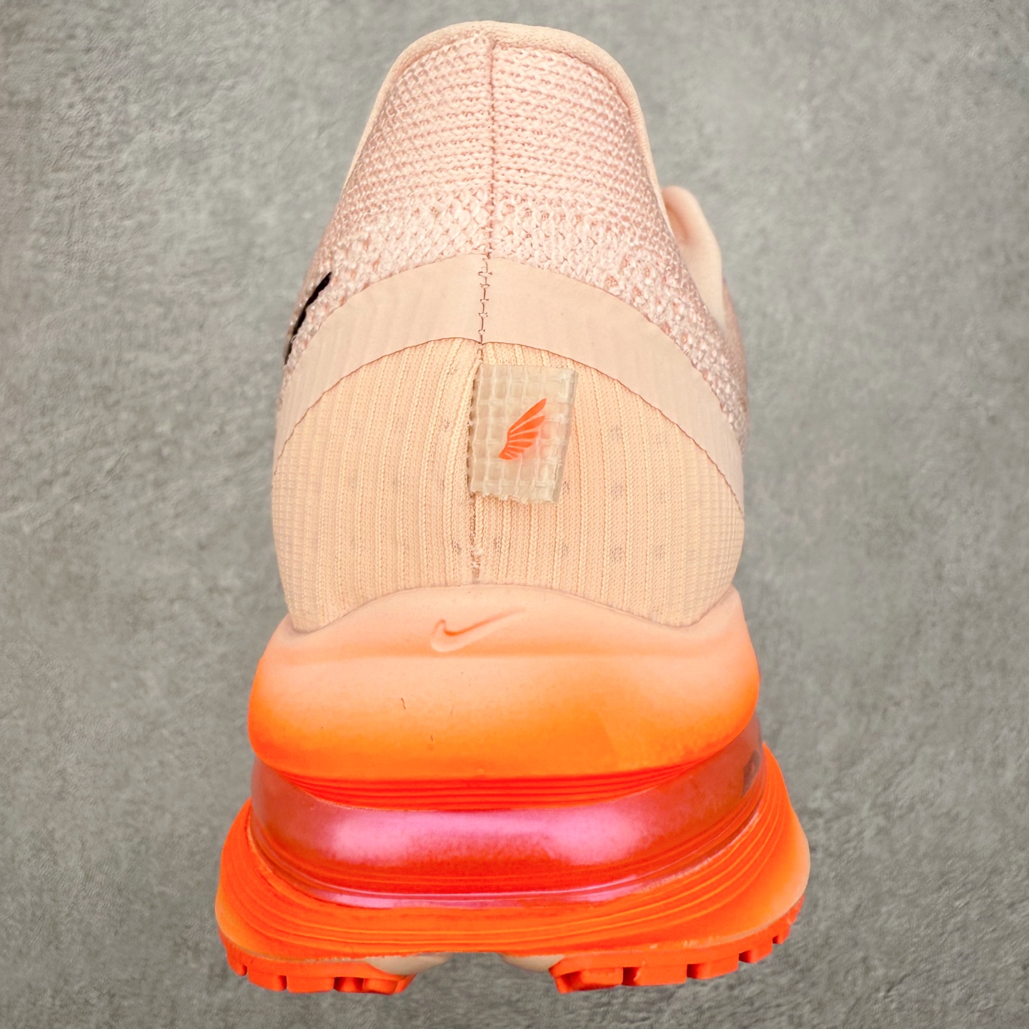 图片[8]-＃纯原 NK Pegasus Premium 飞马全掌气垫跑步运动鞋 气垫的究极进化 NIKE 2025S 新王炸 • 在特有Air科技加持下，耐克带来全新Pegasus Premium。这款跑鞋在传承耐克飞马（Pegasus）系列标志性的缓震功能的同时，将首次搭载耐克的塑型可视化Air Zoom气垫单元。• 塑型Air Zoom气垫单元贴合脚部的自然轮廓，帮助跑者在从后跟到脚趾的过渡中能够有效传递力量，带来一种前所未有的轻盈、顺畅回馈体验。中底采用ZoomX泡绵，后跟则使用ReactX泡绵，为跑者提供稳定流畅的推进感。• 塑型可视化Air Zoom气垫单元和精心配置的泡绵组合，让Pegasus Premium成为耐克飞马系列中颇具能量回馈的鞋款。• 全新Pegasus Premium不仅展示了耐克势头强劲的创新周期，证明了其特有的Air科技的强大实力，更体现了耐克倾听和服务运动员的能力。尺码：36 36.5 37.5 38 38.5 39 40 40.5 41 42 42.5 43 44 44.5 45-选品中心