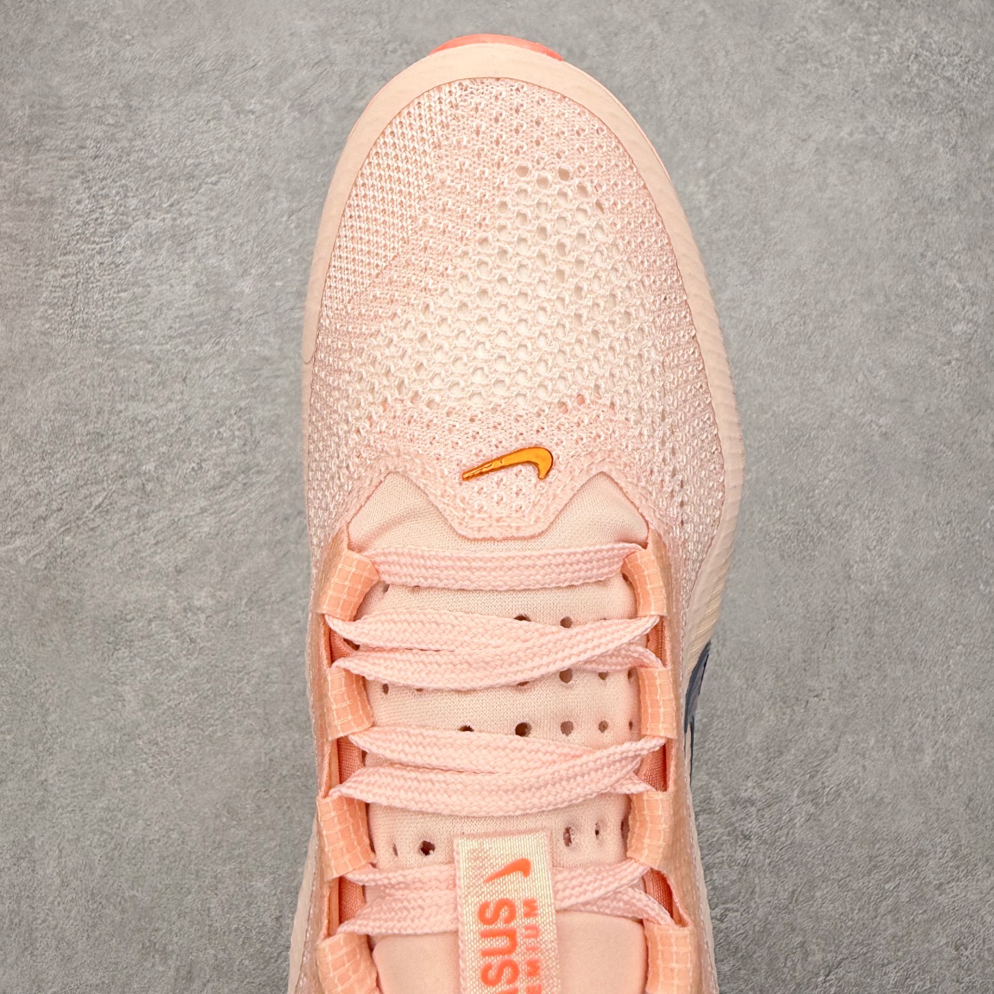 图片[4]-＃纯原 NK Pegasus Premium 飞马全掌气垫跑步运动鞋 气垫的究极进化 NIKE 2025S 新王炸 • 在特有Air科技加持下，耐克带来全新Pegasus Premium。这款跑鞋在传承耐克飞马（Pegasus）系列标志性的缓震功能的同时，将首次搭载耐克的塑型可视化Air Zoom气垫单元。• 塑型Air Zoom气垫单元贴合脚部的自然轮廓，帮助跑者在从后跟到脚趾的过渡中能够有效传递力量，带来一种前所未有的轻盈、顺畅回馈体验。中底采用ZoomX泡绵，后跟则使用ReactX泡绵，为跑者提供稳定流畅的推进感。• 塑型可视化Air Zoom气垫单元和精心配置的泡绵组合，让Pegasus Premium成为耐克飞马系列中颇具能量回馈的鞋款。• 全新Pegasus Premium不仅展示了耐克势头强劲的创新周期，证明了其特有的Air科技的强大实力，更体现了耐克倾听和服务运动员的能力。尺码：36 36.5 37.5 38 38.5 39 40 40.5 41 42 42.5 43 44 44.5 45-选品中心