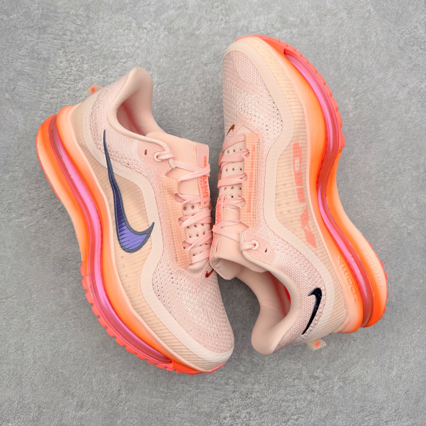 图片[3]-＃纯原 NK Pegasus Premium 飞马全掌气垫跑步运动鞋 气垫的究极进化 NIKE 2025S 新王炸 • 在特有Air科技加持下，耐克带来全新Pegasus Premium。这款跑鞋在传承耐克飞马（Pegasus）系列标志性的缓震功能的同时，将首次搭载耐克的塑型可视化Air Zoom气垫单元。• 塑型Air Zoom气垫单元贴合脚部的自然轮廓，帮助跑者在从后跟到脚趾的过渡中能够有效传递力量，带来一种前所未有的轻盈、顺畅回馈体验。中底采用ZoomX泡绵，后跟则使用ReactX泡绵，为跑者提供稳定流畅的推进感。• 塑型可视化Air Zoom气垫单元和精心配置的泡绵组合，让Pegasus Premium成为耐克飞马系列中颇具能量回馈的鞋款。• 全新Pegasus Premium不仅展示了耐克势头强劲的创新周期，证明了其特有的Air科技的强大实力，更体现了耐克倾听和服务运动员的能力。尺码：36 36.5 37.5 38 38.5 39 40 40.5 41 42 42.5 43 44 44.5 45-选品中心