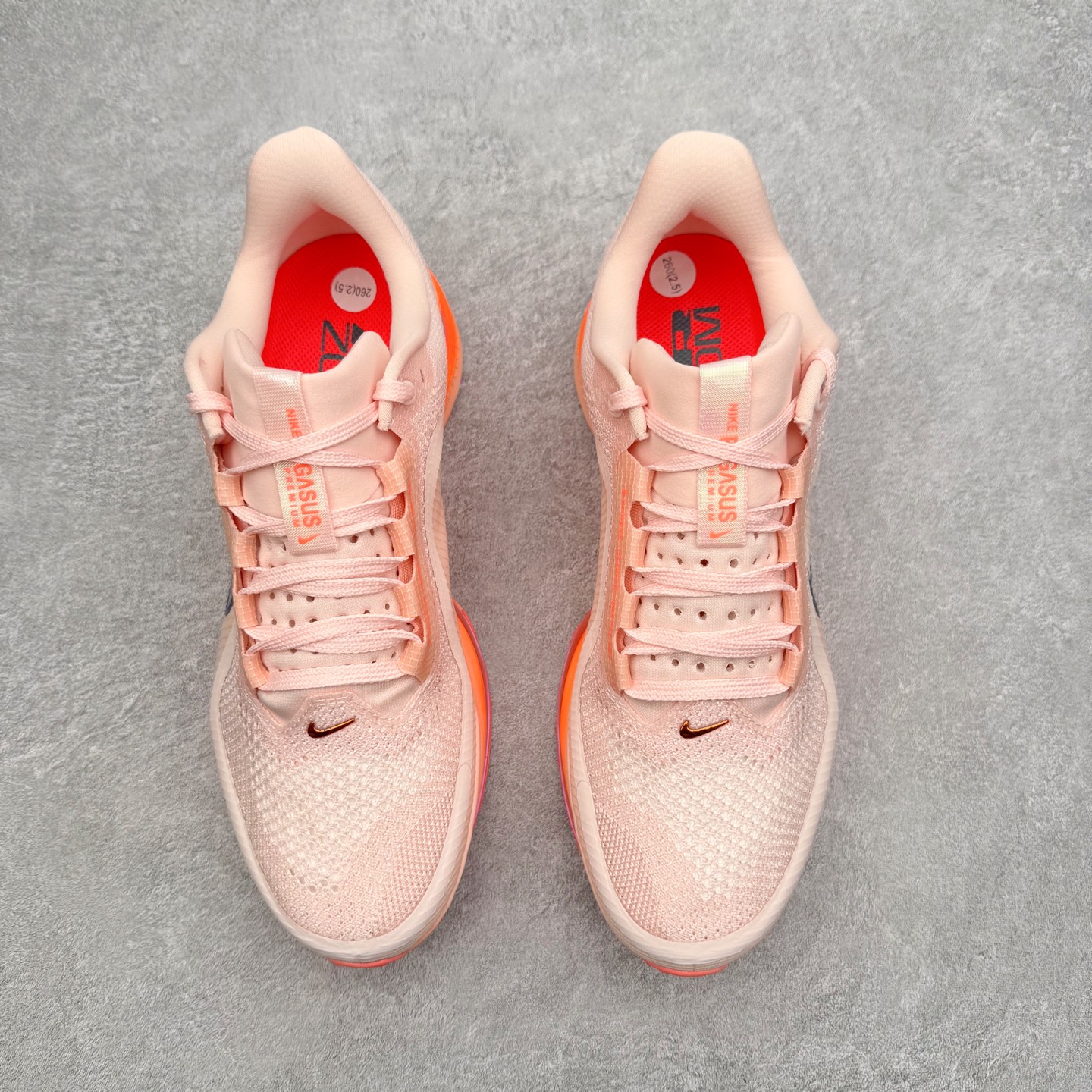 图片[2]-＃纯原 NK Pegasus Premium 飞马全掌气垫跑步运动鞋 气垫的究极进化 NIKE 2025S 新王炸 • 在特有Air科技加持下，耐克带来全新Pegasus Premium。这款跑鞋在传承耐克飞马（Pegasus）系列标志性的缓震功能的同时，将首次搭载耐克的塑型可视化Air Zoom气垫单元。• 塑型Air Zoom气垫单元贴合脚部的自然轮廓，帮助跑者在从后跟到脚趾的过渡中能够有效传递力量，带来一种前所未有的轻盈、顺畅回馈体验。中底采用ZoomX泡绵，后跟则使用ReactX泡绵，为跑者提供稳定流畅的推进感。• 塑型可视化Air Zoom气垫单元和精心配置的泡绵组合，让Pegasus Premium成为耐克飞马系列中颇具能量回馈的鞋款。• 全新Pegasus Premium不仅展示了耐克势头强劲的创新周期，证明了其特有的Air科技的强大实力，更体现了耐克倾听和服务运动员的能力。尺码：36 36.5 37.5 38 38.5 39 40 40.5 41 42 42.5 43 44 44.5 45-选品中心