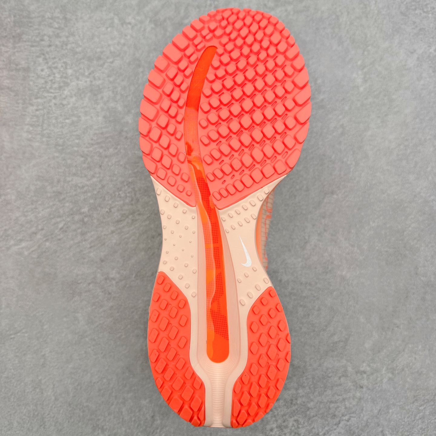 图片[9]-＃纯原 NK Pegasus Premium 飞马全掌气垫跑步运动鞋 气垫的究极进化 NIKE 2025S 新王炸 • 在特有Air科技加持下，耐克带来全新Pegasus Premium。这款跑鞋在传承耐克飞马（Pegasus）系列标志性的缓震功能的同时，将首次搭载耐克的塑型可视化Air Zoom气垫单元。• 塑型Air Zoom气垫单元贴合脚部的自然轮廓，帮助跑者在从后跟到脚趾的过渡中能够有效传递力量，带来一种前所未有的轻盈、顺畅回馈体验。中底采用ZoomX泡绵，后跟则使用ReactX泡绵，为跑者提供稳定流畅的推进感。• 塑型可视化Air Zoom气垫单元和精心配置的泡绵组合，让Pegasus Premium成为耐克飞马系列中颇具能量回馈的鞋款。• 全新Pegasus Premium不仅展示了耐克势头强劲的创新周期，证明了其特有的Air科技的强大实力，更体现了耐克倾听和服务运动员的能力。尺码：36 36.5 37.5 38 38.5 39 40 40.5 41 42 42.5 43 44 44.5 45-选品中心