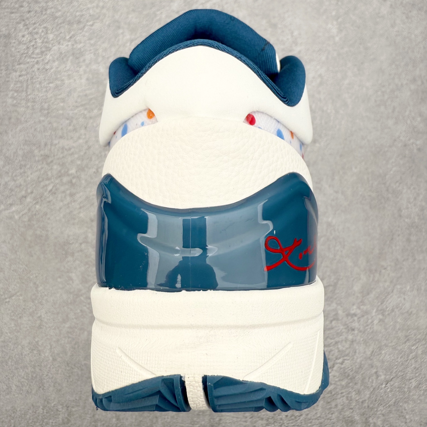 图片[8]-NK Zoom Kobe 4 Protro 科比四代实战篮球鞋 马年定制CYN配色 Eric Avar 这一次在设计中将轻盈发挥到了极致 鞋面采用了更加轻盈、更加强韧的创新的Flywire 2.0技术 球鞋重量更加轻质 重量仅为10.6盎司 内靴设计也使得穿着更加舒适 中底的配置则依日是可靠的zoom气垫和碳板的搭配 外底有个小细节令人十分喜欢 将纹路做成了心电图状 寓意科比对于篮球的喜爱 尺码：40 40.5 41 42 42.5 43 44 44.5 45 46-选品中心