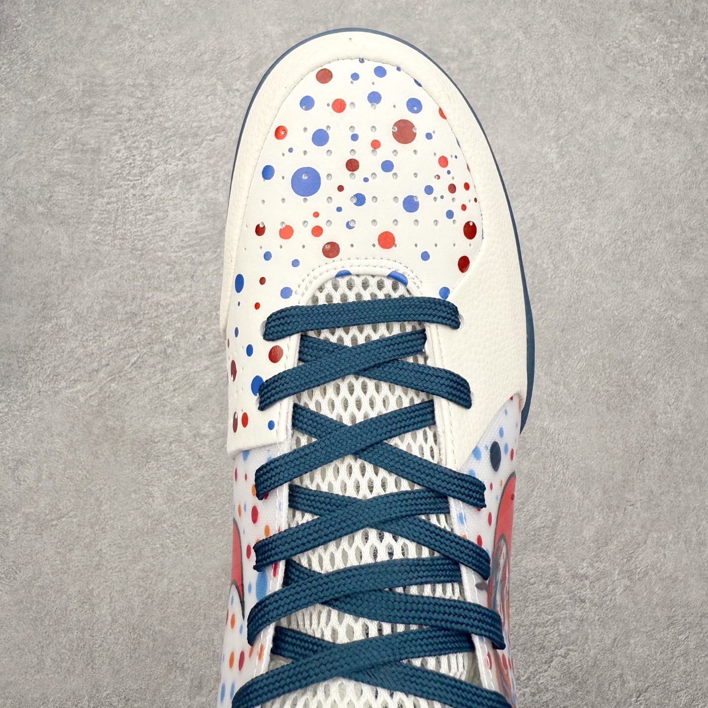 图片[4]-NK Zoom Kobe 4 Protro 科比四代实战篮球鞋 马年定制CYN配色 Eric Avar 这一次在设计中将轻盈发挥到了极致 鞋面采用了更加轻盈、更加强韧的创新的Flywire 2.0技术 球鞋重量更加轻质 重量仅为10.6盎司 内靴设计也使得穿着更加舒适 中底的配置则依日是可靠的zoom气垫和碳板的搭配 外底有个小细节令人十分喜欢 将纹路做成了心电图状 寓意科比对于篮球的喜爱 尺码：40 40.5 41 42 42.5 43 44 44.5 45 46-选品中心