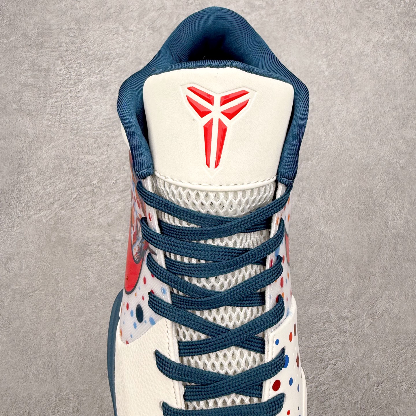 图片[5]-NK Zoom Kobe 4 Protro 科比四代实战篮球鞋 马年定制CYN配色 Eric Avar 这一次在设计中将轻盈发挥到了极致 鞋面采用了更加轻盈、更加强韧的创新的Flywire 2.0技术 球鞋重量更加轻质 重量仅为10.6盎司 内靴设计也使得穿着更加舒适 中底的配置则依日是可靠的zoom气垫和碳板的搭配 外底有个小细节令人十分喜欢 将纹路做成了心电图状 寓意科比对于篮球的喜爱 尺码：40 40.5 41 42 42.5 43 44 44.5 45 46-选品中心