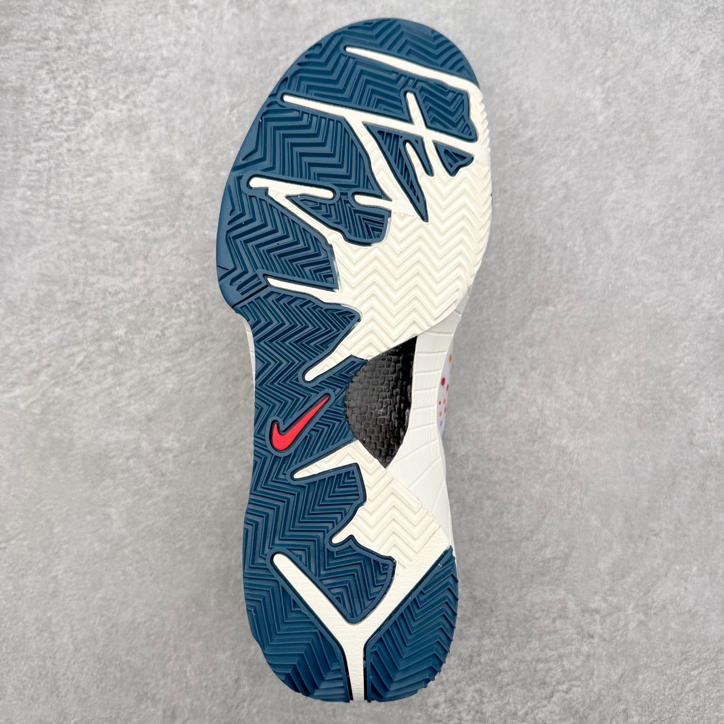 图片[9]-NK Zoom Kobe 4 Protro 科比四代实战篮球鞋 马年定制CYN配色 Eric Avar 这一次在设计中将轻盈发挥到了极致 鞋面采用了更加轻盈、更加强韧的创新的Flywire 2.0技术 球鞋重量更加轻质 重量仅为10.6盎司 内靴设计也使得穿着更加舒适 中底的配置则依日是可靠的zoom气垫和碳板的搭配 外底有个小细节令人十分喜欢 将纹路做成了心电图状 寓意科比对于篮球的喜爱 尺码：40 40.5 41 42 42.5 43 44 44.5 45 46-选品中心