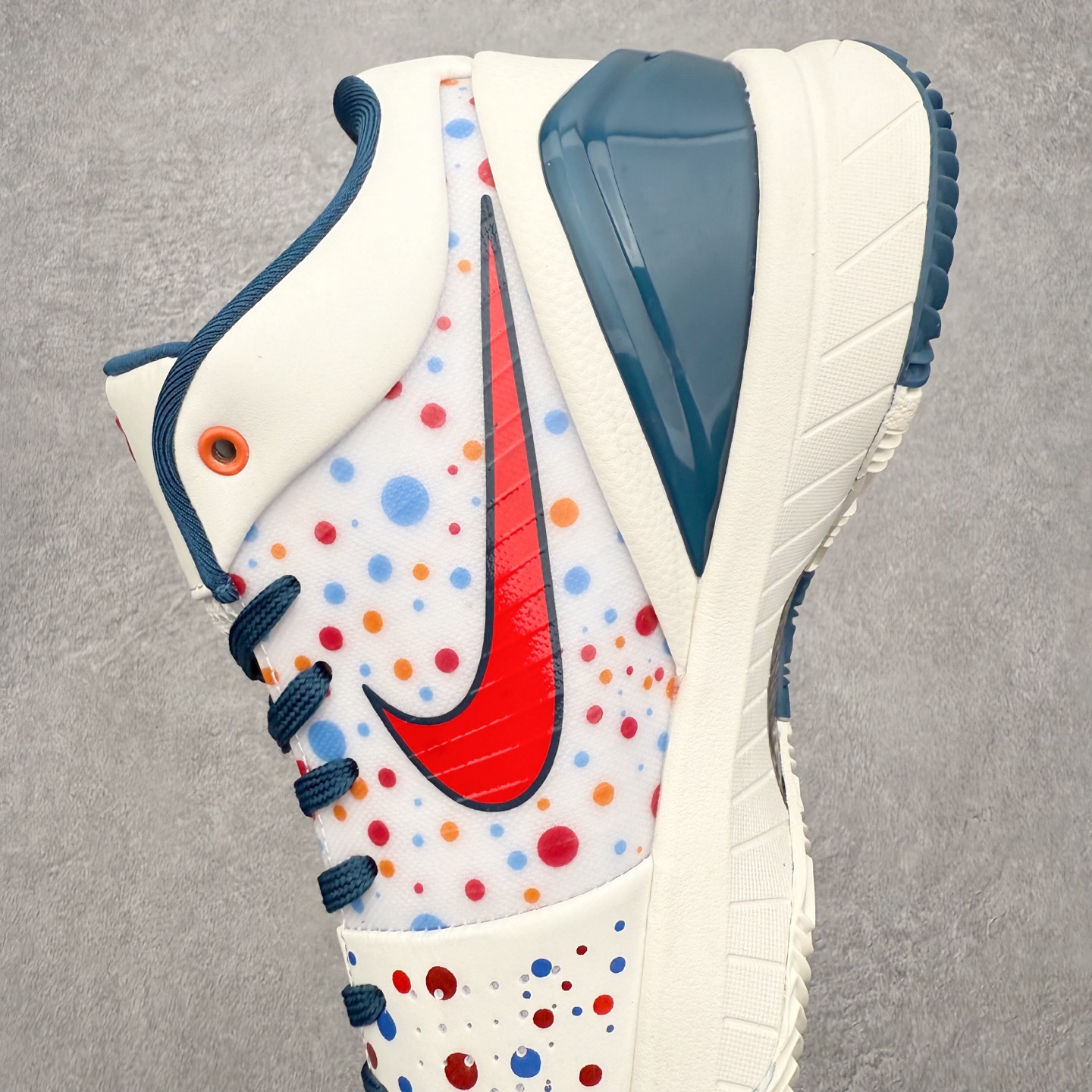 图片[7]-NK Zoom Kobe 4 Protro 科比四代实战篮球鞋 马年定制CYN配色 Eric Avar 这一次在设计中将轻盈发挥到了极致 鞋面采用了更加轻盈、更加强韧的创新的Flywire 2.0技术 球鞋重量更加轻质 重量仅为10.6盎司 内靴设计也使得穿着更加舒适 中底的配置则依日是可靠的zoom气垫和碳板的搭配 外底有个小细节令人十分喜欢 将纹路做成了心电图状 寓意科比对于篮球的喜爱 尺码：40 40.5 41 42 42.5 43 44 44.5 45 46-选品中心