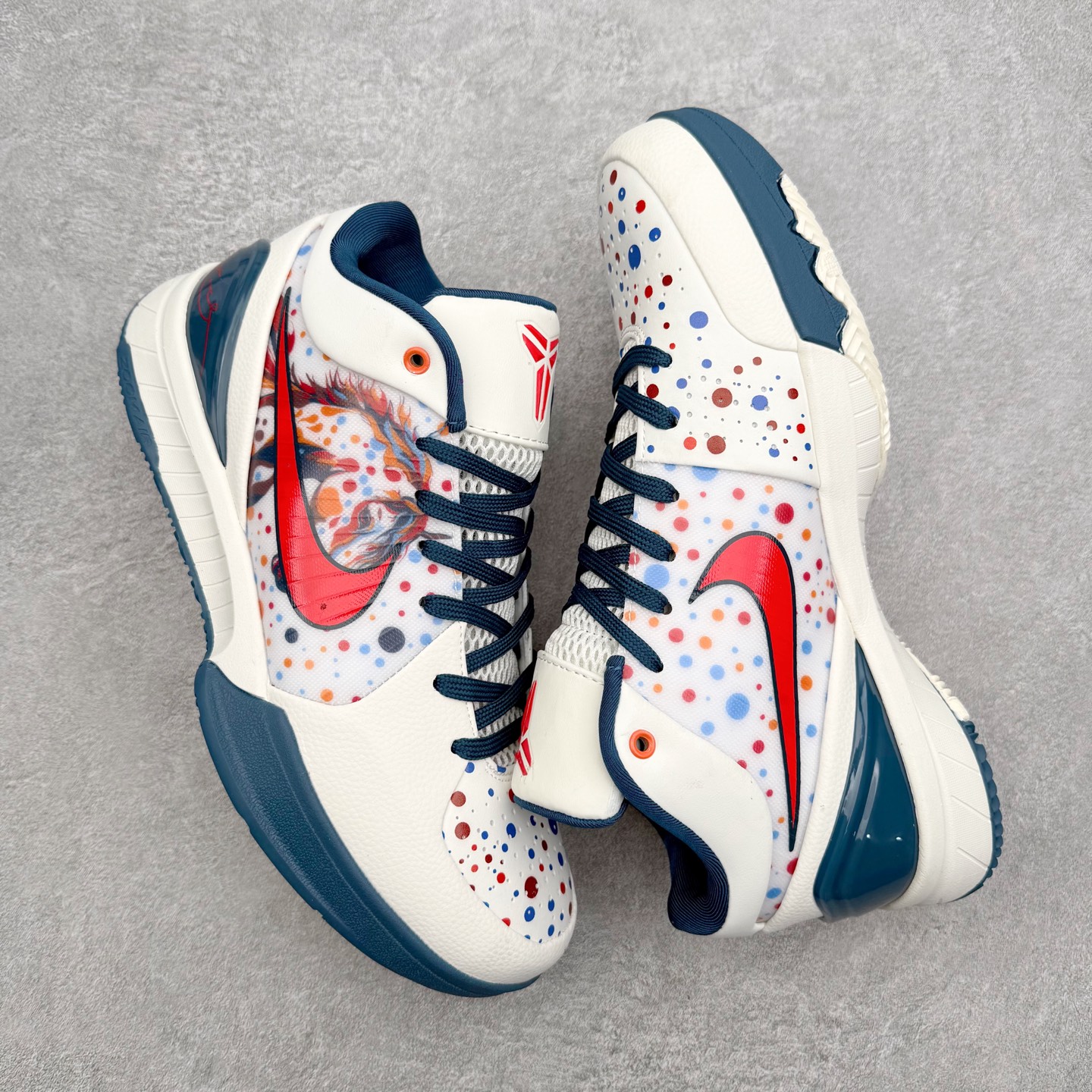 图片[3]-NK Zoom Kobe 4 Protro 科比四代实战篮球鞋 马年定制CYN配色 Eric Avar 这一次在设计中将轻盈发挥到了极致 鞋面采用了更加轻盈、更加强韧的创新的Flywire 2.0技术 球鞋重量更加轻质 重量仅为10.6盎司 内靴设计也使得穿着更加舒适 中底的配置则依日是可靠的zoom气垫和碳板的搭配 外底有个小细节令人十分喜欢 将纹路做成了心电图状 寓意科比对于篮球的喜爱 尺码：40 40.5 41 42 42.5 43 44 44.5 45 46-选品中心