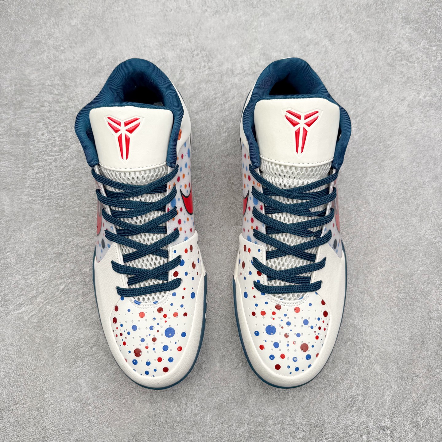 图片[2]-NK Zoom Kobe 4 Protro 科比四代实战篮球鞋 马年定制CYN配色 Eric Avar 这一次在设计中将轻盈发挥到了极致 鞋面采用了更加轻盈、更加强韧的创新的Flywire 2.0技术 球鞋重量更加轻质 重量仅为10.6盎司 内靴设计也使得穿着更加舒适 中底的配置则依日是可靠的zoom气垫和碳板的搭配 外底有个小细节令人十分喜欢 将纹路做成了心电图状 寓意科比对于篮球的喜爱 尺码：40 40.5 41 42 42.5 43 44 44.5 45 46-选品中心