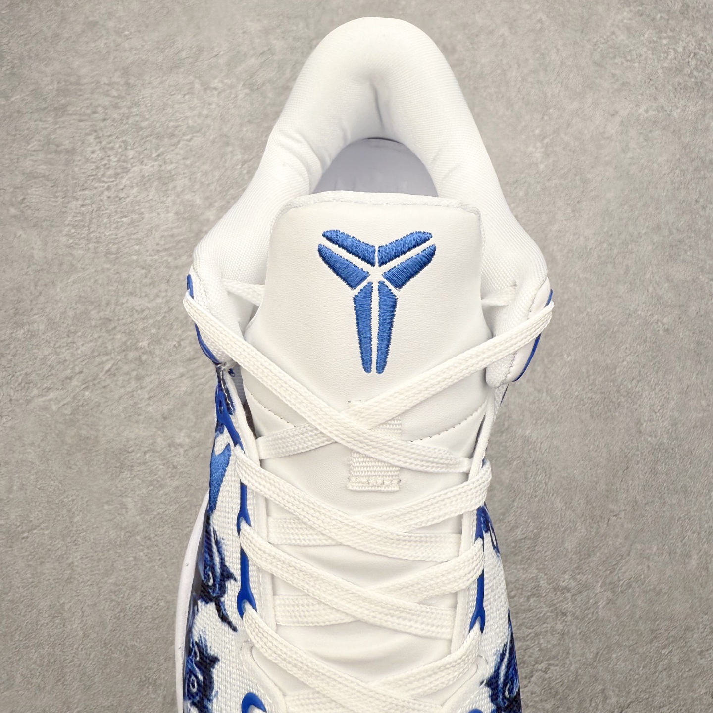 图片[5]-NK Zoom Kobe 8 Protro 科比八代实战篮球鞋 马年定制CYN配色 Eric Avar 这一次在设计中将轻盈发挥到了极致 鞋面采用了更加轻盈、更加强韧的创新的Flywire 2.0技术 球鞋重量更加轻质 重量仅为10.6盎司 内靴设计也使得穿着更加舒适 中底的配置则依日是可靠的zoom气垫和碳板的搭配 外底有个小细节令人十分喜欢 将纹路做成了心电图状 寓意科比对于篮球的喜爱 尺码：40 40.5 41 42 42.5 43 44 44.5 45 46-选品中心