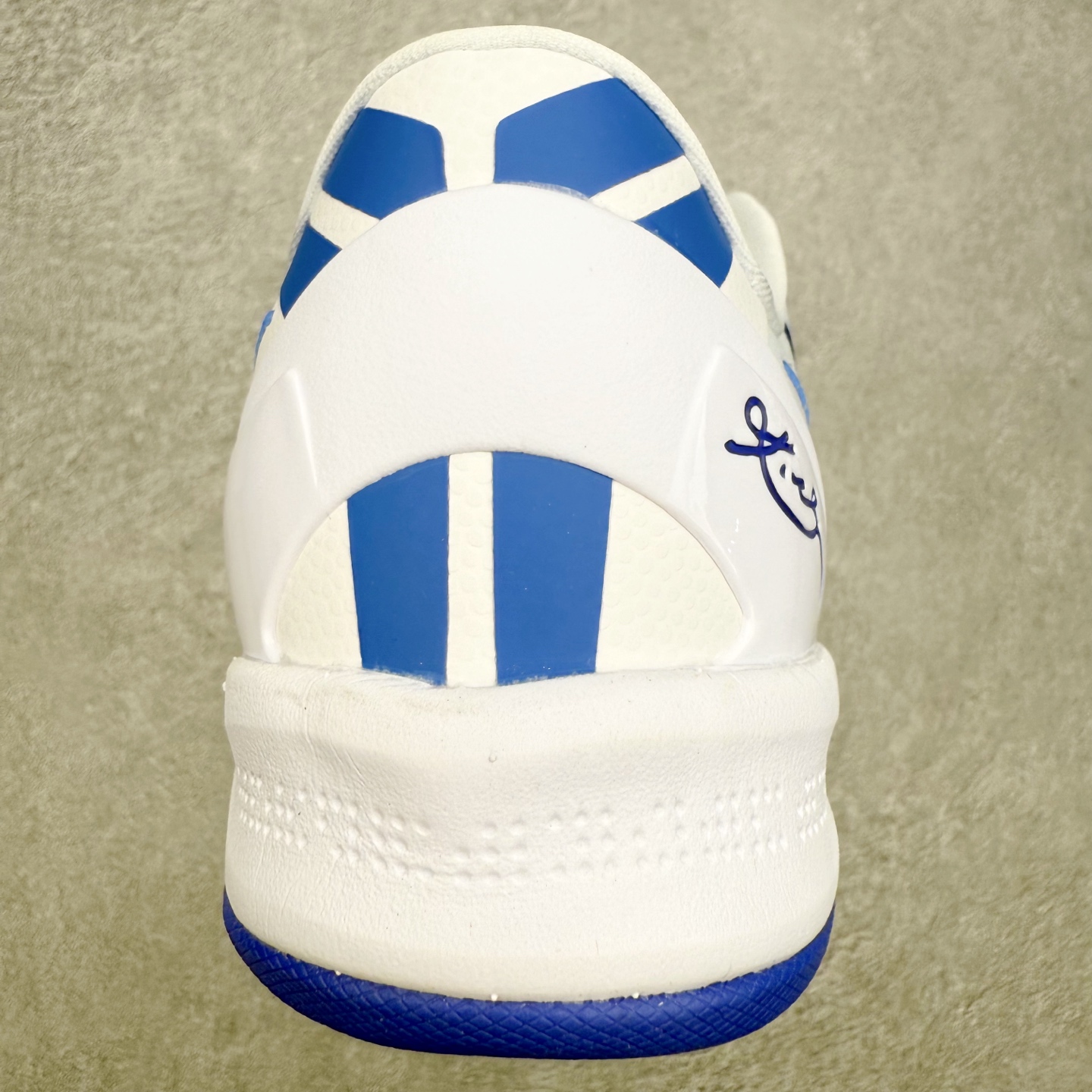 图片[8]-NK Zoom Kobe 8 Protro 科比八代实战篮球鞋 马年定制CYN配色 Eric Avar 这一次在设计中将轻盈发挥到了极致 鞋面采用了更加轻盈、更加强韧的创新的Flywire 2.0技术 球鞋重量更加轻质 重量仅为10.6盎司 内靴设计也使得穿着更加舒适 中底的配置则依日是可靠的zoom气垫和碳板的搭配 外底有个小细节令人十分喜欢 将纹路做成了心电图状 寓意科比对于篮球的喜爱 尺码：40 40.5 41 42 42.5 43 44 44.5 45 46-选品中心