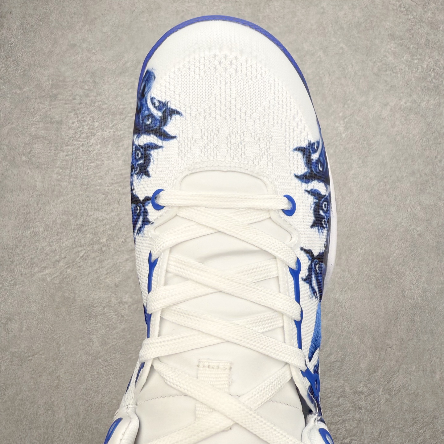 图片[4]-NK Zoom Kobe 8 Protro 科比八代实战篮球鞋 马年定制CYN配色 Eric Avar 这一次在设计中将轻盈发挥到了极致 鞋面采用了更加轻盈、更加强韧的创新的Flywire 2.0技术 球鞋重量更加轻质 重量仅为10.6盎司 内靴设计也使得穿着更加舒适 中底的配置则依日是可靠的zoom气垫和碳板的搭配 外底有个小细节令人十分喜欢 将纹路做成了心电图状 寓意科比对于篮球的喜爱 尺码：40 40.5 41 42 42.5 43 44 44.5 45 46-选品中心