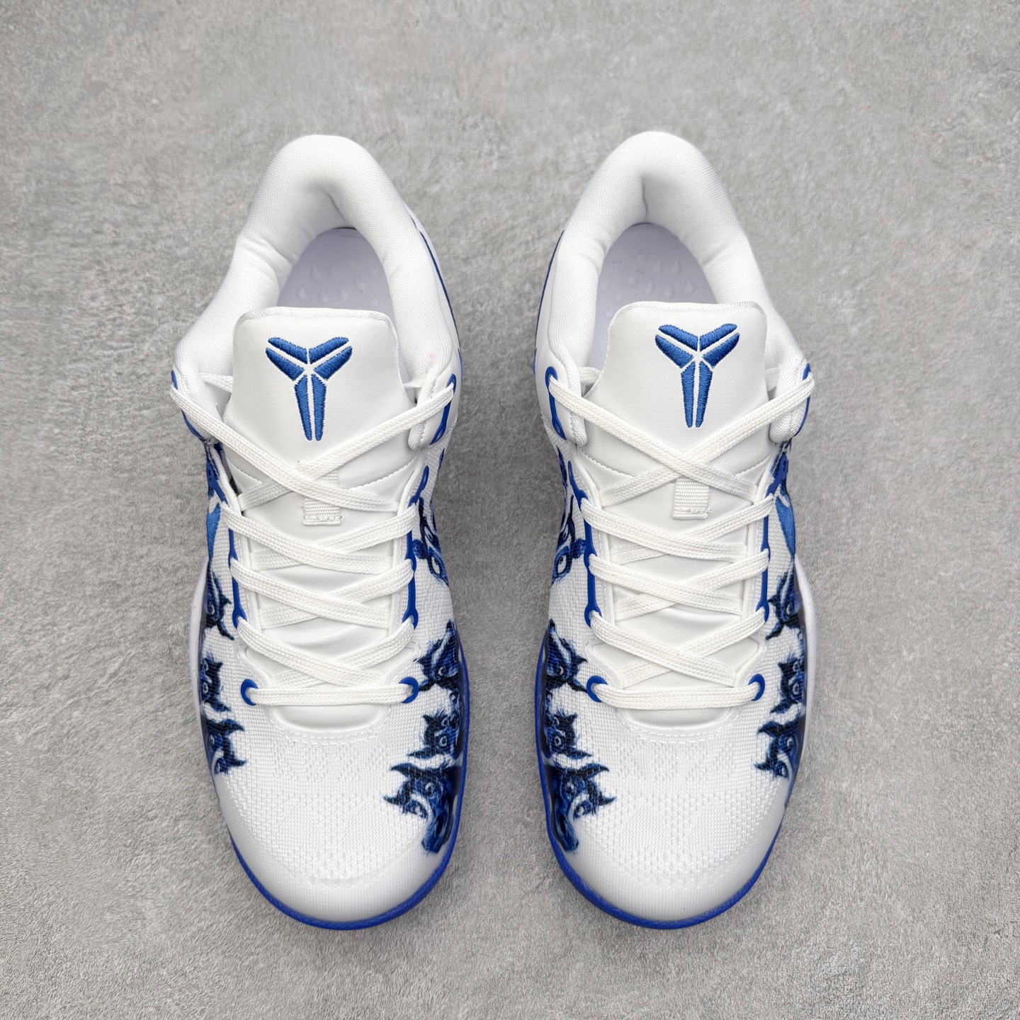 图片[2]-NK Zoom Kobe 8 Protro 科比八代实战篮球鞋 马年定制CYN配色 Eric Avar 这一次在设计中将轻盈发挥到了极致 鞋面采用了更加轻盈、更加强韧的创新的Flywire 2.0技术 球鞋重量更加轻质 重量仅为10.6盎司 内靴设计也使得穿着更加舒适 中底的配置则依日是可靠的zoom气垫和碳板的搭配 外底有个小细节令人十分喜欢 将纹路做成了心电图状 寓意科比对于篮球的喜爱 尺码：40 40.5 41 42 42.5 43 44 44.5 45 46-选品中心