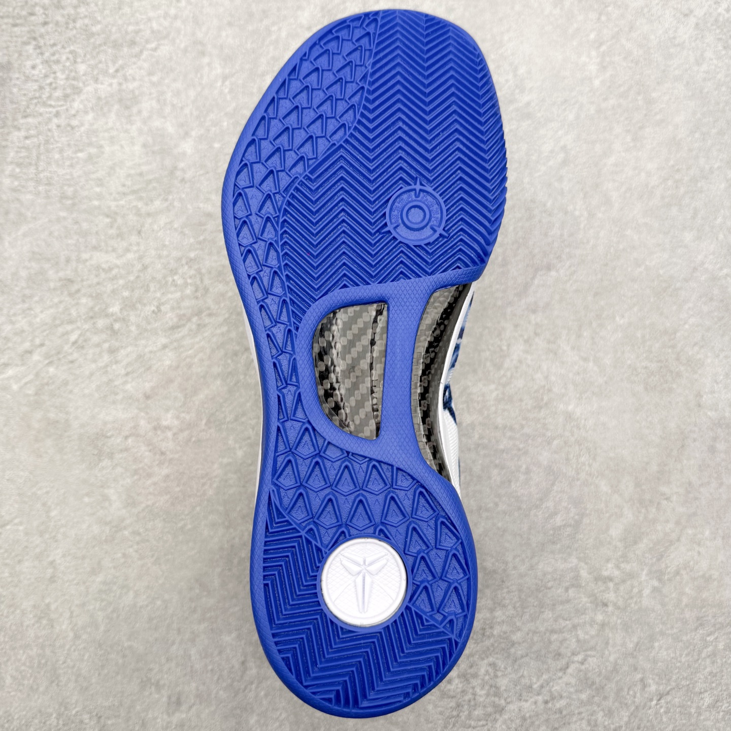 图片[9]-NK Zoom Kobe 8 Protro 科比八代实战篮球鞋 马年定制CYN配色 Eric Avar 这一次在设计中将轻盈发挥到了极致 鞋面采用了更加轻盈、更加强韧的创新的Flywire 2.0技术 球鞋重量更加轻质 重量仅为10.6盎司 内靴设计也使得穿着更加舒适 中底的配置则依日是可靠的zoom气垫和碳板的搭配 外底有个小细节令人十分喜欢 将纹路做成了心电图状 寓意科比对于篮球的喜爱 尺码：40 40.5 41 42 42.5 43 44 44.5 45 46-选品中心