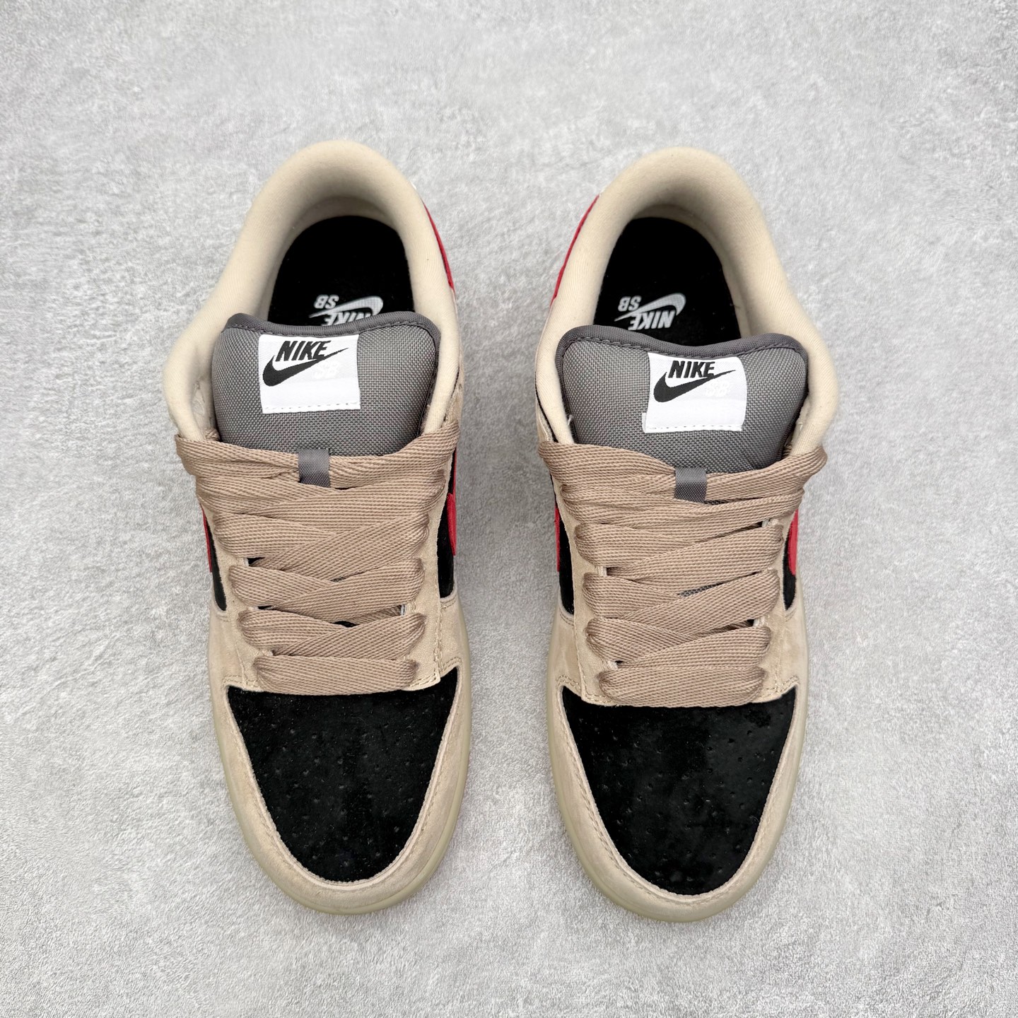 图片[2]-＃F版 NK SB Dunk Low Pro HJ0367-200 实力大厂出品 新配色陆续开发 利润个位数只为口碑 全套原纸板楦头开发 确保原汁原味 完美呈现DUNK版型 一比一鞋头弧度高度鞋身弧度 此版本只针对中端市场 皮料材质有所更替 其他数据细节工艺流程均保持一致 绝不口嗨 细节品控鞋型随意对比 独家私模官方第六代原厂航空铝磨具打磨大底 鞋头坡度极致还原 无解鞋型 原盒原配 圈内天花板工艺 原厂玻璃冲刀 超高清洁度 全鞋零毛边皮料切割 原厂中底布点胶 中底布拉帮走线遵循公司 尺码：36 36.5 37.5 38 38.5 39 40 40.5 41 42 42.5 43 44 44.5 45 46-选品中心