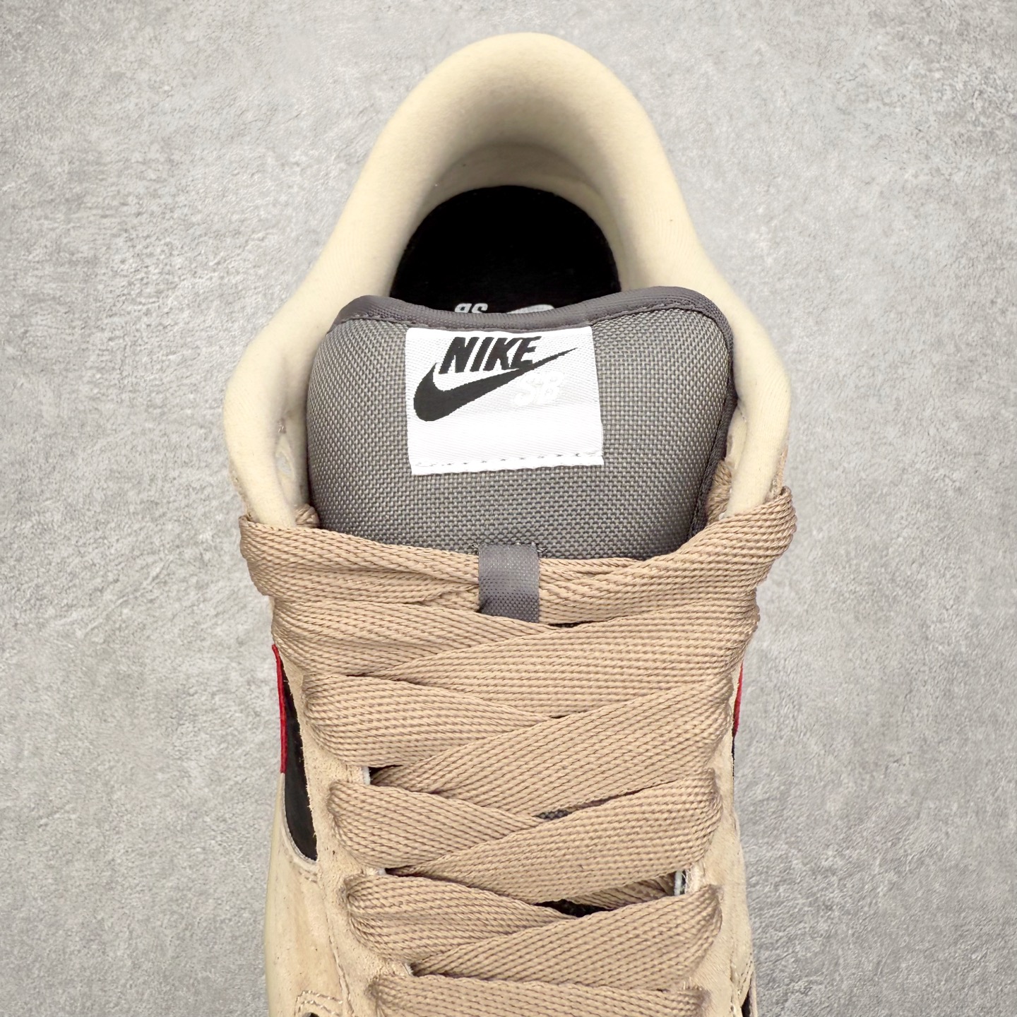 图片[5]-＃F版 NK SB Dunk Low Pro HJ0367-200 实力大厂出品 新配色陆续开发 利润个位数只为口碑 全套原纸板楦头开发 确保原汁原味 完美呈现DUNK版型 一比一鞋头弧度高度鞋身弧度 此版本只针对中端市场 皮料材质有所更替 其他数据细节工艺流程均保持一致 绝不口嗨 细节品控鞋型随意对比 独家私模官方第六代原厂航空铝磨具打磨大底 鞋头坡度极致还原 无解鞋型 原盒原配 圈内天花板工艺 原厂玻璃冲刀 超高清洁度 全鞋零毛边皮料切割 原厂中底布点胶 中底布拉帮走线遵循公司 尺码：36 36.5 37.5 38 38.5 39 40 40.5 41 42 42.5 43 44 44.5 45 46-选品中心