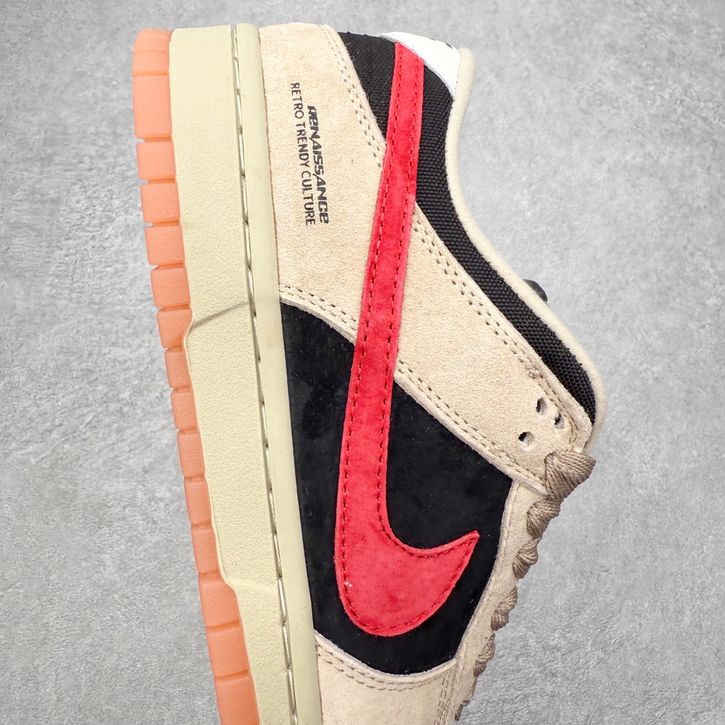 图片[6]-＃F版 NK SB Dunk Low Pro HJ0367-200 实力大厂出品 新配色陆续开发 利润个位数只为口碑 全套原纸板楦头开发 确保原汁原味 完美呈现DUNK版型 一比一鞋头弧度高度鞋身弧度 此版本只针对中端市场 皮料材质有所更替 其他数据细节工艺流程均保持一致 绝不口嗨 细节品控鞋型随意对比 独家私模官方第六代原厂航空铝磨具打磨大底 鞋头坡度极致还原 无解鞋型 原盒原配 圈内天花板工艺 原厂玻璃冲刀 超高清洁度 全鞋零毛边皮料切割 原厂中底布点胶 中底布拉帮走线遵循公司 尺码：36 36.5 37.5 38 38.5 39 40 40.5 41 42 42.5 43 44 44.5 45 46-选品中心