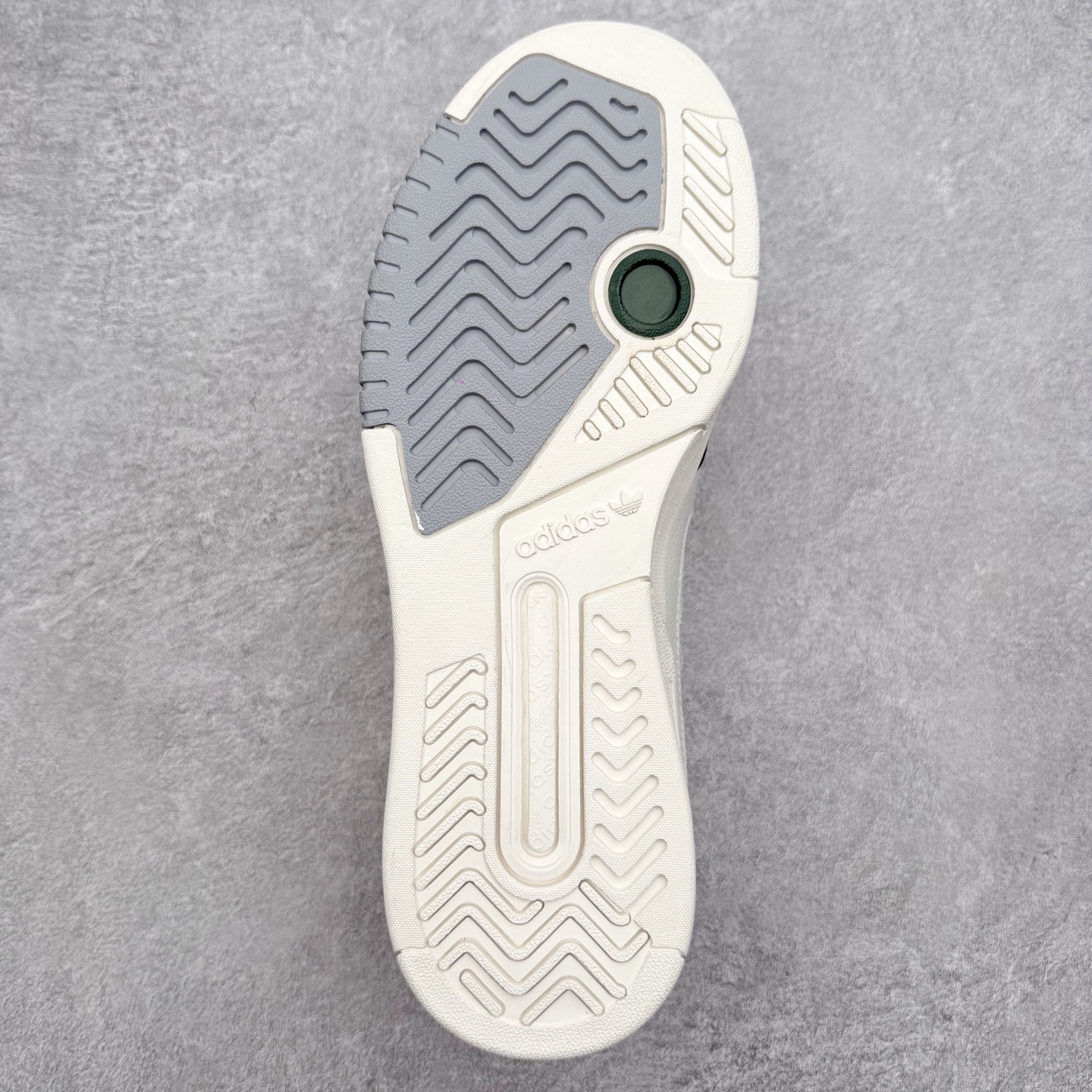 图片[9]-AD Originals 2020 DROP STEP XL三叶草新款 低帮校园休闲运动板鞋 汇聚80和90年代篮球鞋设计含纹理感皮革和绒面革混合鞋面 缀撞色细节 造型复古 搭配加衬及踝鞋领和乙烯乙酸乙烯酯(EVA)插片 脚感舒适 让复古篮球风伴你出 尺码：36 36²/₃ 37¹/₃ 38 38²/₃ 39¹/₃ 40 40²/₃ 41¹/₃ 42 42²/₃ 43¹/₃ 44 44²/₃ 45¹/₃-选品中心