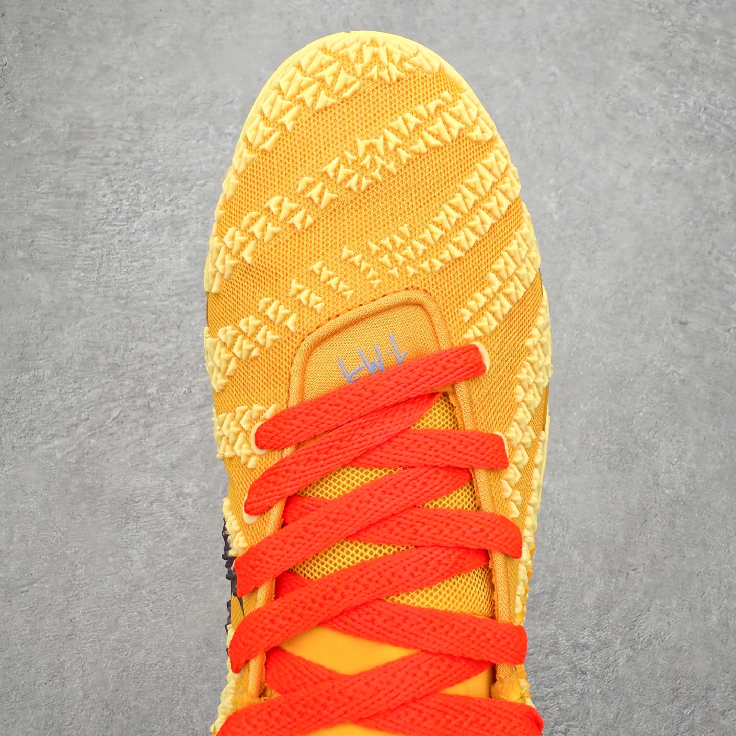 图片[4]-NK JA3 EP 莫兰特三代低帮篮球鞋 以鲜艳明亮的色调脱颖而出。鞋舌上醒目地展示着 “ JA ” 标志，而后跟上的 “ 12 ：AM ” 则以独特的设计呈现。鞋头和鞋舌采用透气运动网布制成，确保舒适耐用。在第一款鞋型的基础上进行了重大升级，采用更为挺拔的鞋口设计，为脚踝带来更佳的包裹与支撑感。侧面独特波纹纹理细节，打破了单调，赋予鞋子灵动与活力的视觉体验。中底部分巧妙借鉴了科比 5 的经典元素，融入斑点细节，增强了整体美学吸引力。实拍调校N版已经零色差零失真 百分百还原实物色彩所见即所得 不存在货不对板色差等低级问题 选购参考实物拍摄 不混卖不参货 只用心做好货严格选品 承诺混一赔十 尺码：40 40.5 41 42 42.5 43 44 44.5 45 46-选品中心