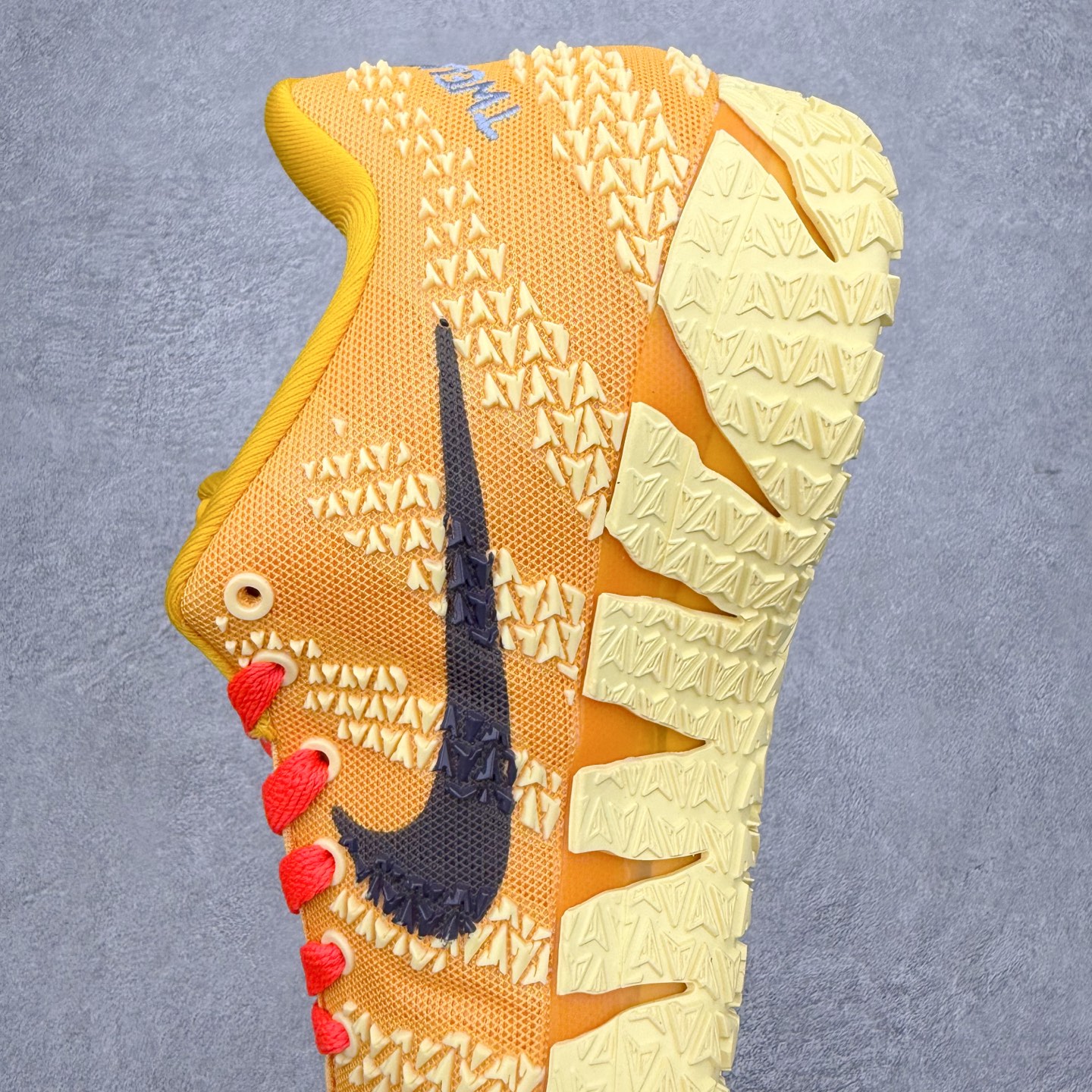 图片[7]-NK JA3 EP 莫兰特三代低帮篮球鞋 以鲜艳明亮的色调脱颖而出。鞋舌上醒目地展示着 “ JA ” 标志，而后跟上的 “ 12 ：AM ” 则以独特的设计呈现。鞋头和鞋舌采用透气运动网布制成，确保舒适耐用。在第一款鞋型的基础上进行了重大升级，采用更为挺拔的鞋口设计，为脚踝带来更佳的包裹与支撑感。侧面独特波纹纹理细节，打破了单调，赋予鞋子灵动与活力的视觉体验。中底部分巧妙借鉴了科比 5 的经典元素，融入斑点细节，增强了整体美学吸引力。实拍调校N版已经零色差零失真 百分百还原实物色彩所见即所得 不存在货不对板色差等低级问题 选购参考实物拍摄 不混卖不参货 只用心做好货严格选品 承诺混一赔十 尺码：40 40.5 41 42 42.5 43 44 44.5 45 46-选品中心