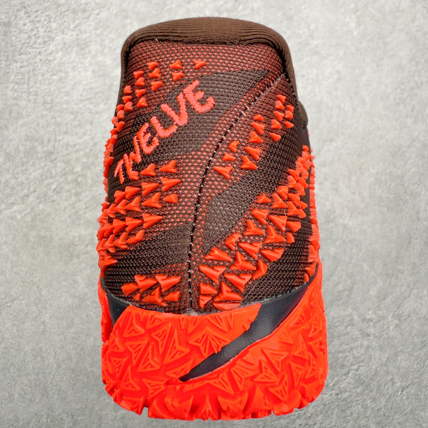 图片[8]-NK JA3 EP 莫兰特三代低帮篮球鞋 以鲜艳明亮的色调脱颖而出。鞋舌上醒目地展示着 “ JA ” 标志，而后跟上的 “ 12 ：AM ” 则以独特的设计呈现。鞋头和鞋舌采用透气运动网布制成，确保舒适耐用。在第一款鞋型的基础上进行了重大升级，采用更为挺拔的鞋口设计，为脚踝带来更佳的包裹与支撑感。侧面独特波纹纹理细节，打破了单调，赋予鞋子灵动与活力的视觉体验。中底部分巧妙借鉴了科比 5 的经典元素，融入斑点细节，增强了整体美学吸引力。实拍调校N版已经零色差零失真 百分百还原实物色彩所见即所得 不存在货不对板色差等低级问题 选购参考实物拍摄 不混卖不参货 只用心做好货严格选品 承诺混一赔十 尺码：40 40.5 41 42 42.5 43 44 44.5 45 46-选品中心